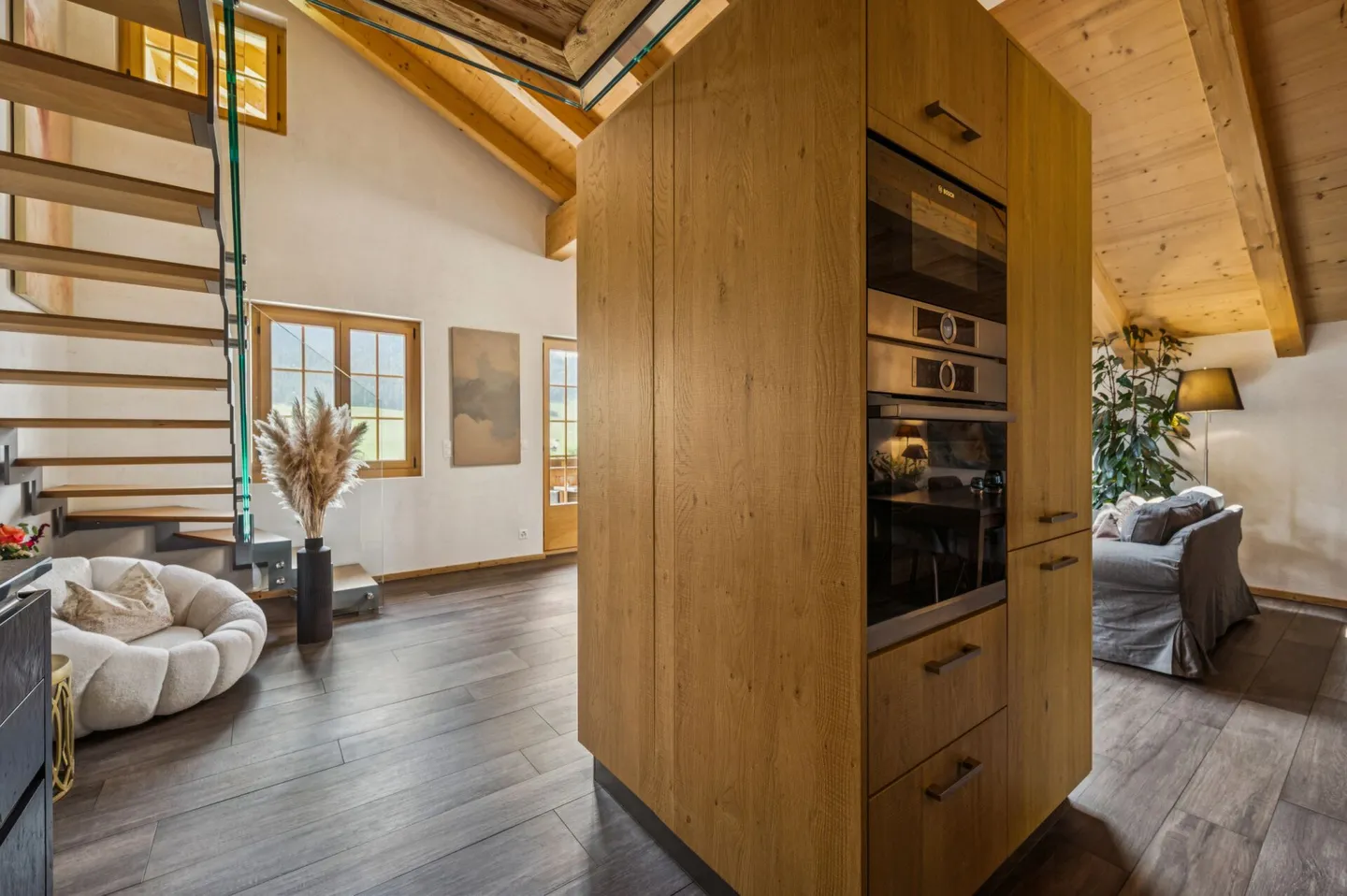 Luxuriöser Chalet-Styl auf zwei Etagen - 5.5-Zimmer-Wohntraum im Alpine Chic - Foto 6 von 13