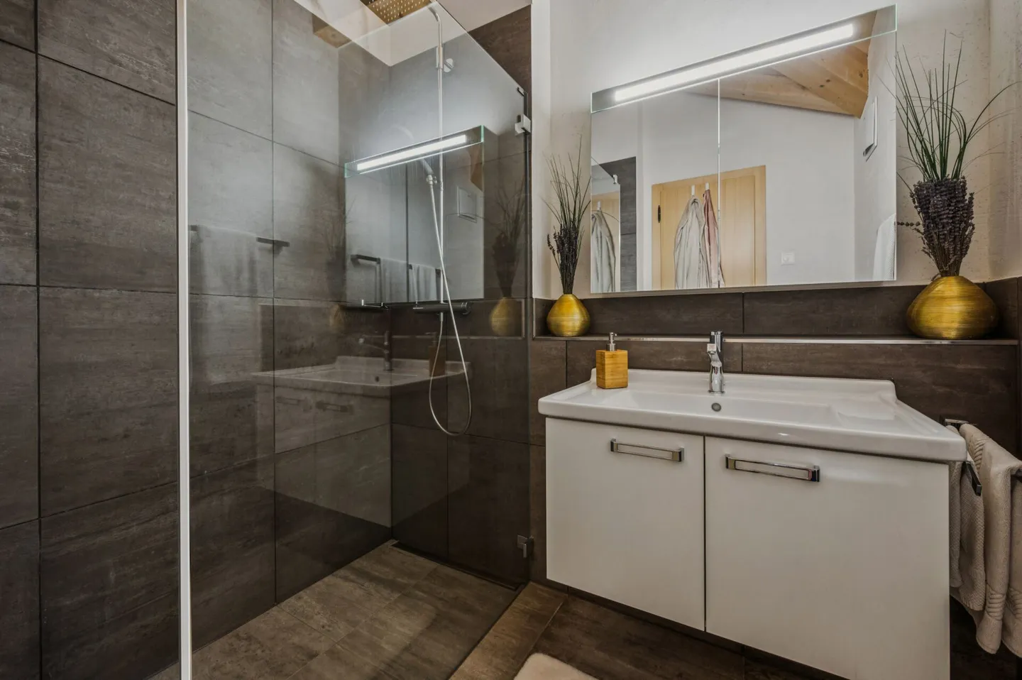 Luxuriöser Chalet-Styl auf zwei Etagen - 5.5-Zimmer-Wohntraum im Alpine Chic - Foto 9 von 13