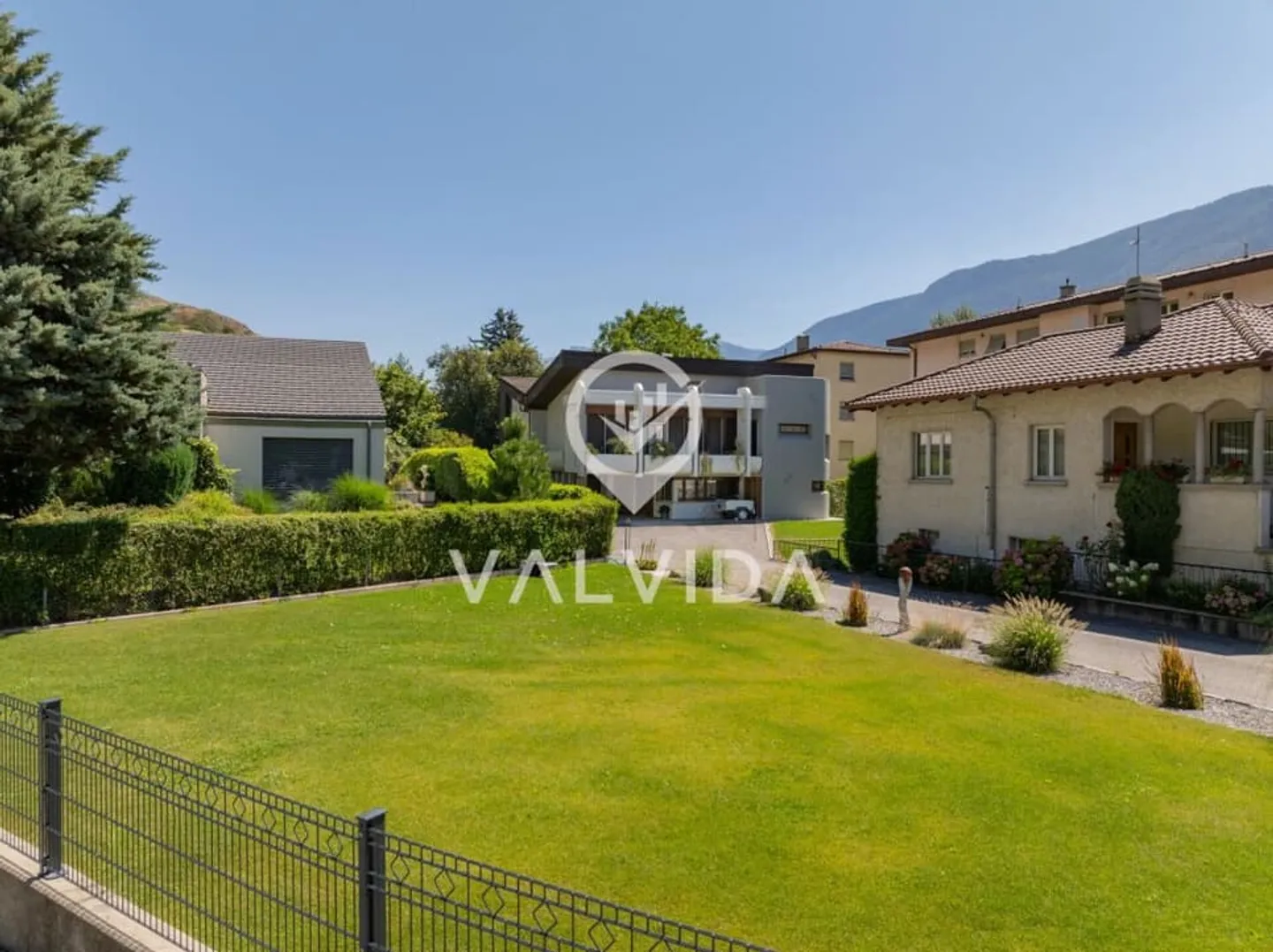 Ansprechendes Einfamilienhaus mit grosszügigem Grundstück - Foto 3 von 13