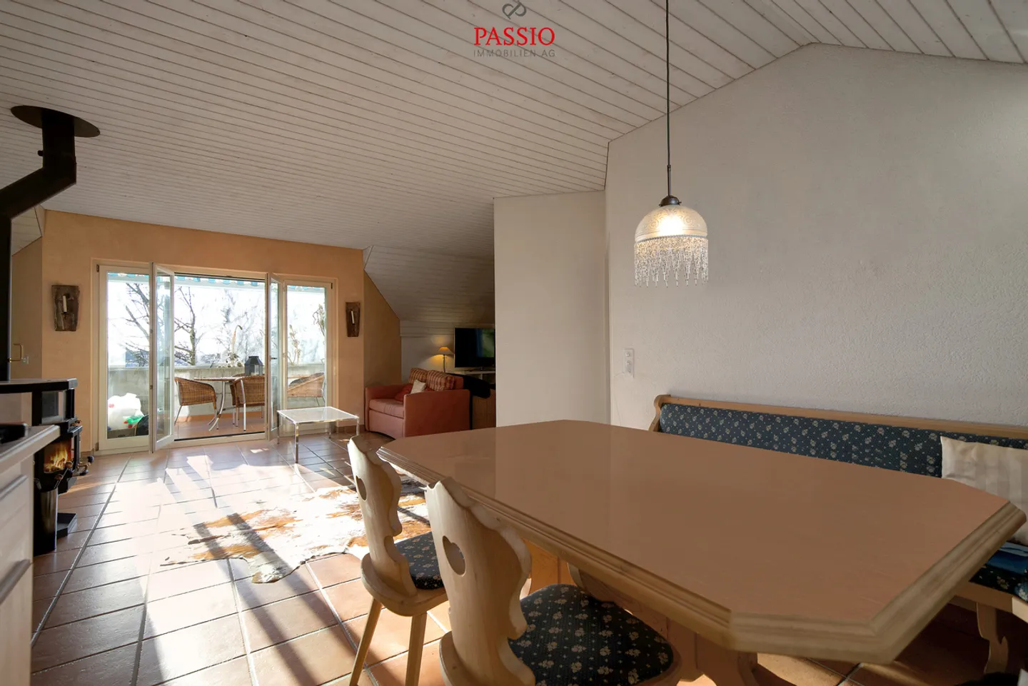 Ampio appartamento di 4,5 stanze con camino in una posizione tranquilla - Foto 3 di 19