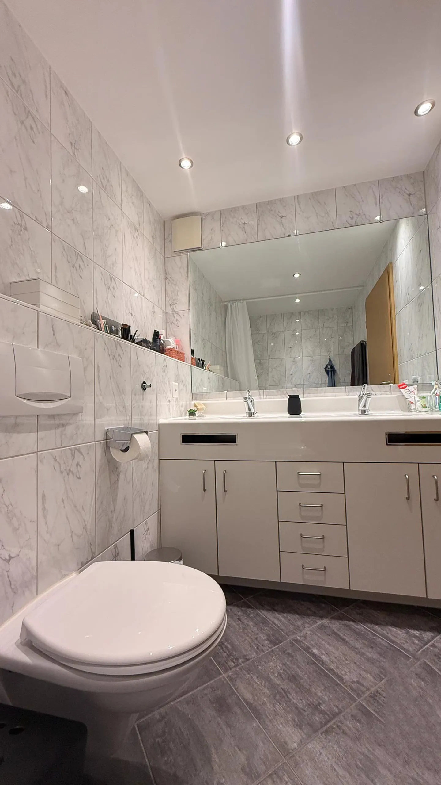 Appartamento attraente di 4 1/2 stanze con 2 ampi balconi / vista panoramica - Foto 8 di 9