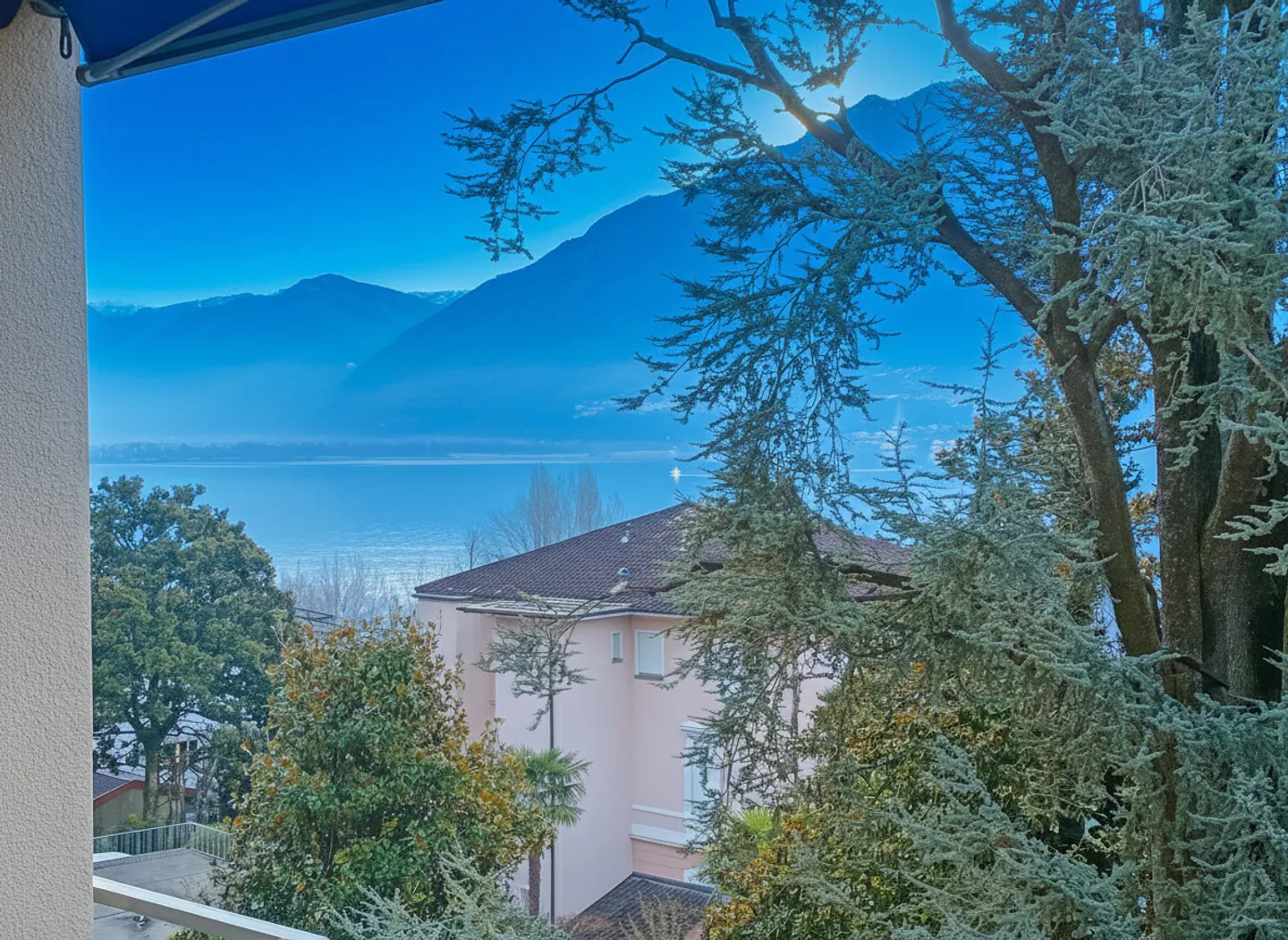 Bright Apartment with Lake View - Photo 3 of 28