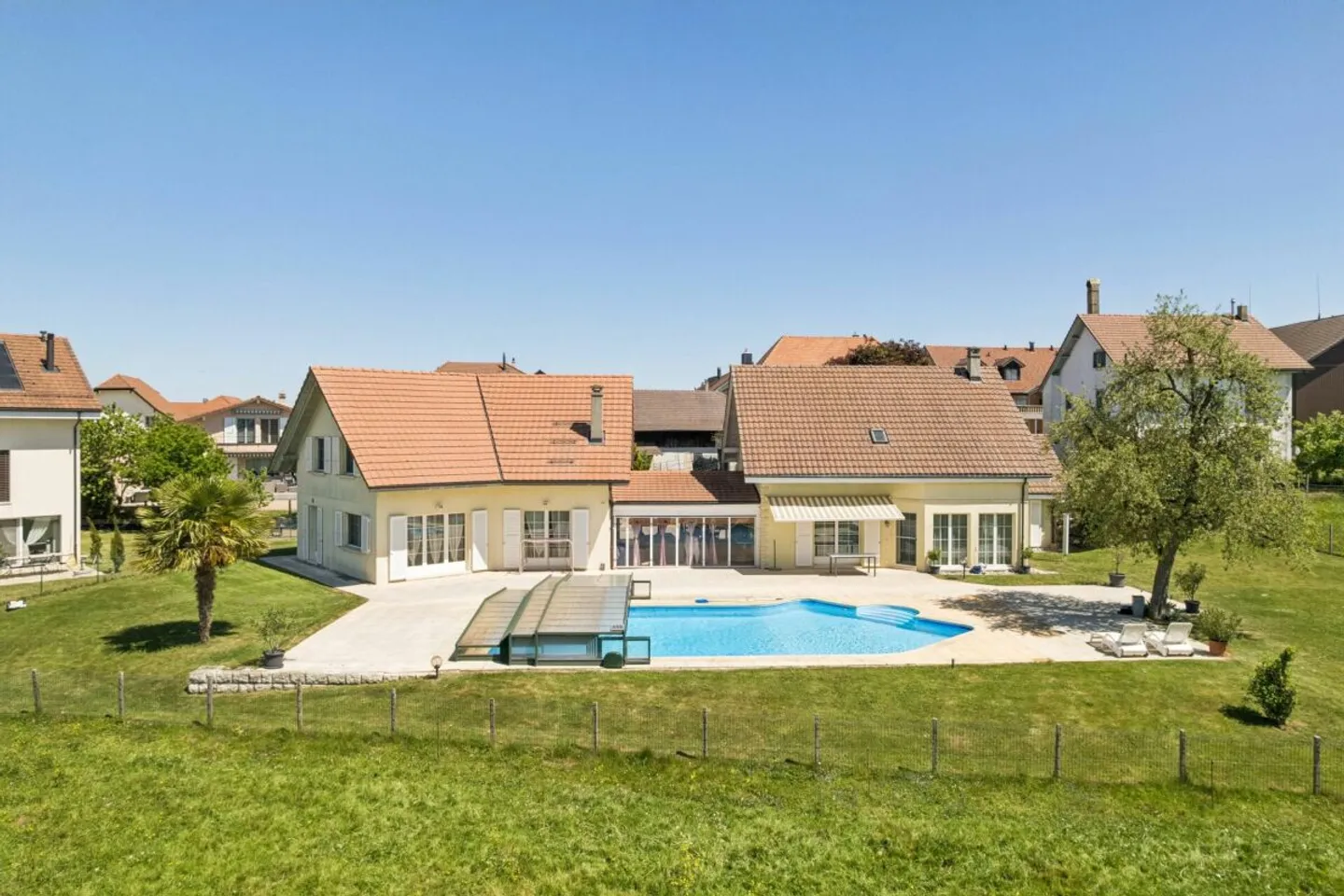 Individual Villa with Annexes - Photo 1 of 17