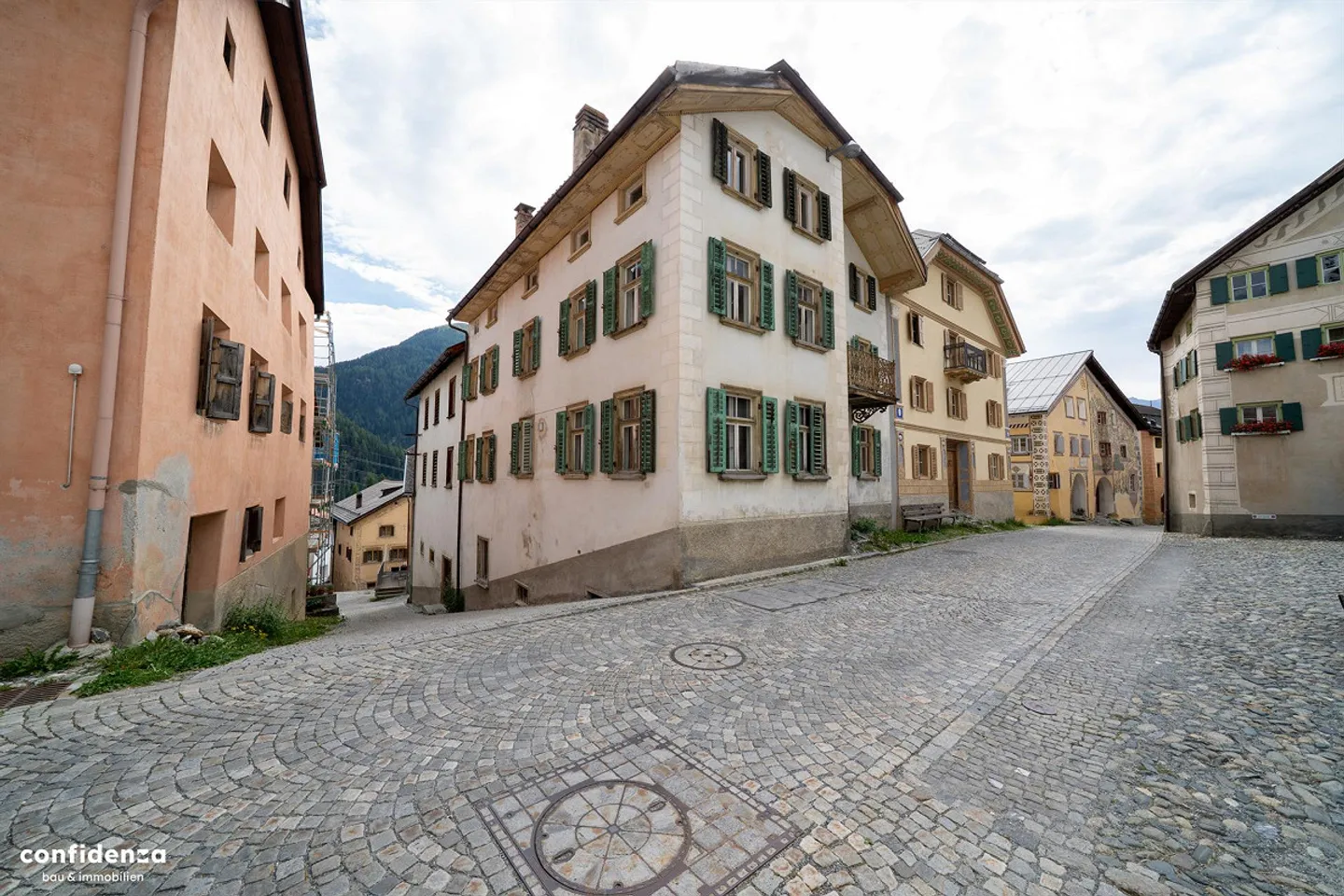 Historical Chasa Plaz in Ardez – Engadine house with development potential - Photo 1 of 16