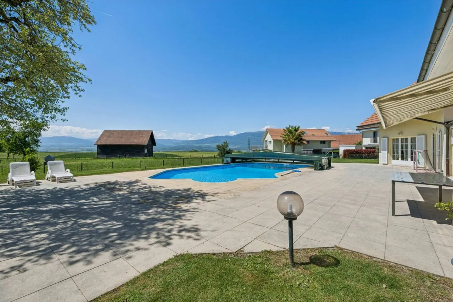 Individual Villa with Annexes - Photo 4 of 17