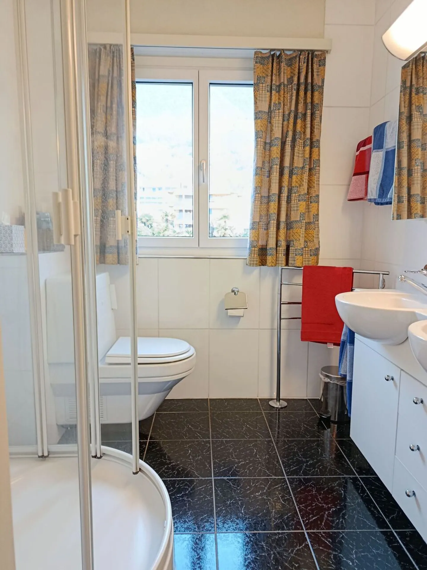 Bright Apartment with Lake View - Photo 12 of 28