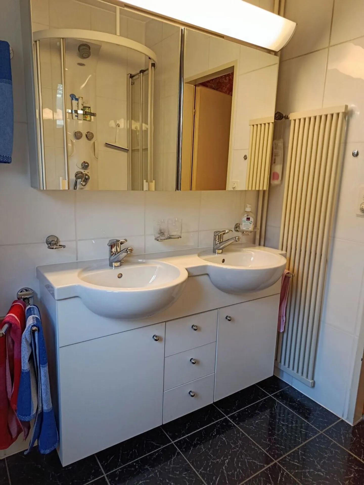 Bright Apartment with Lake View - Photo 13 of 28