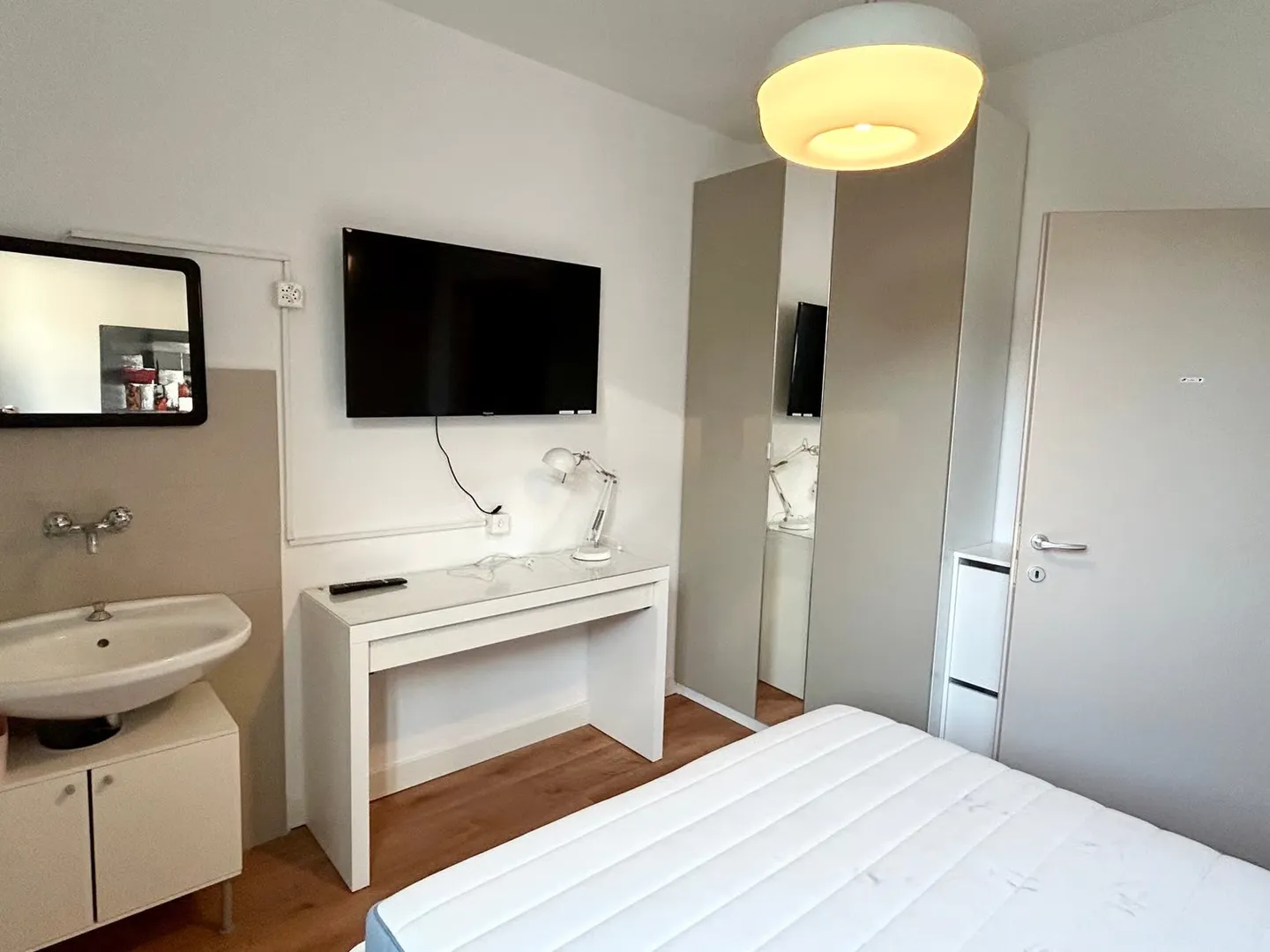 FURNISHED ROOM FOR RENT IN THE CENTER - Photo 3 of 8
