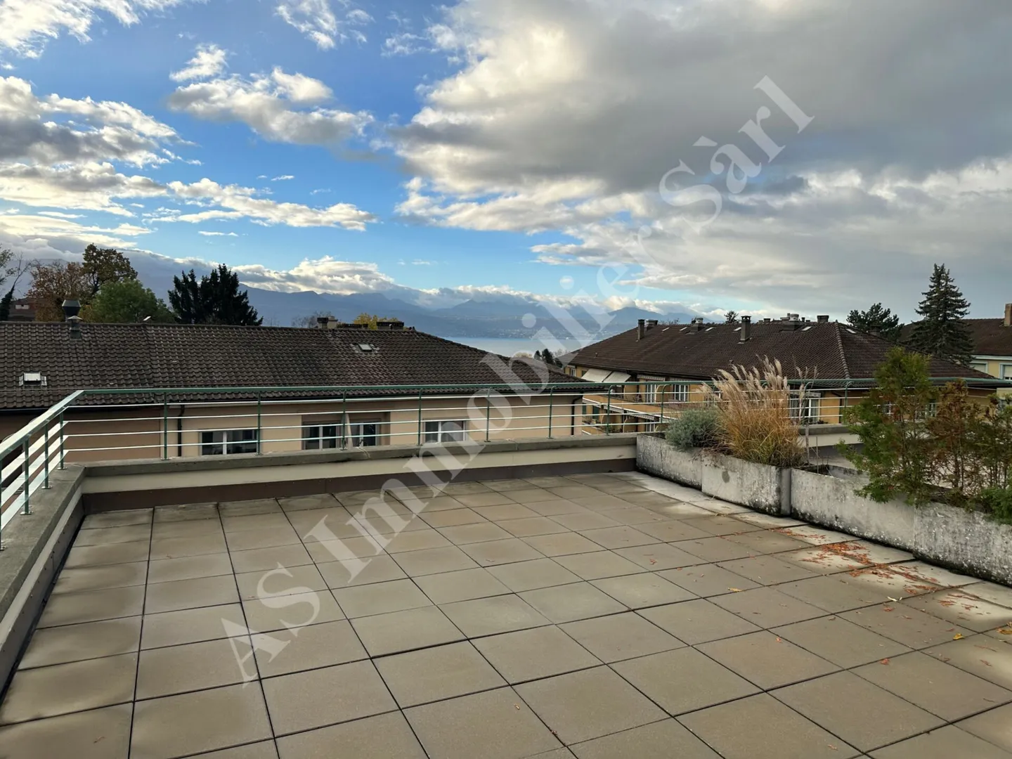 Lausanne - Montchoisi District - 2.5 Room Apartment with 75m2 Terrace and Fireplace - Photo 10 of 13