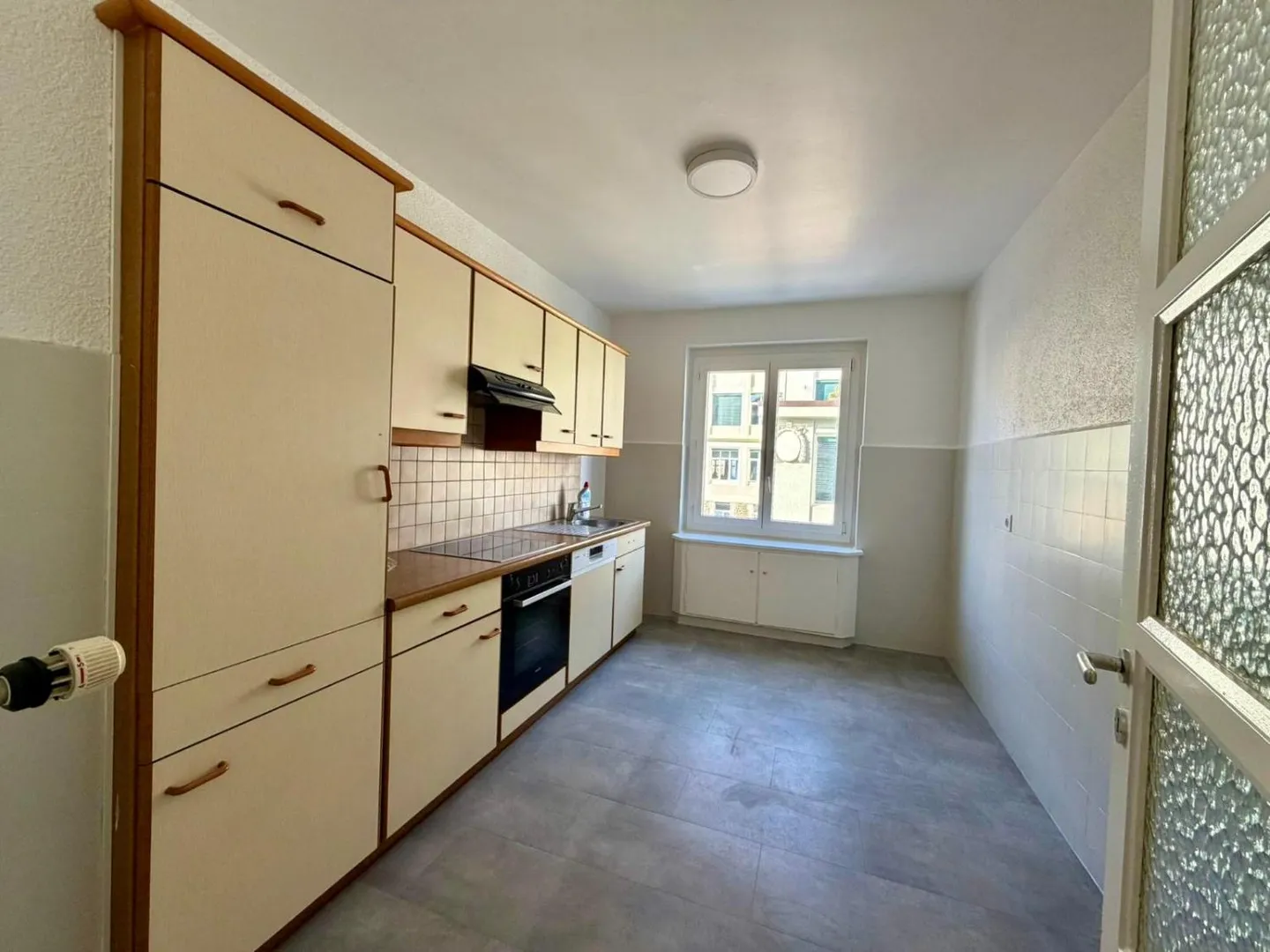 Charming 3-room apartment with a balcony - Photo 2 of 6