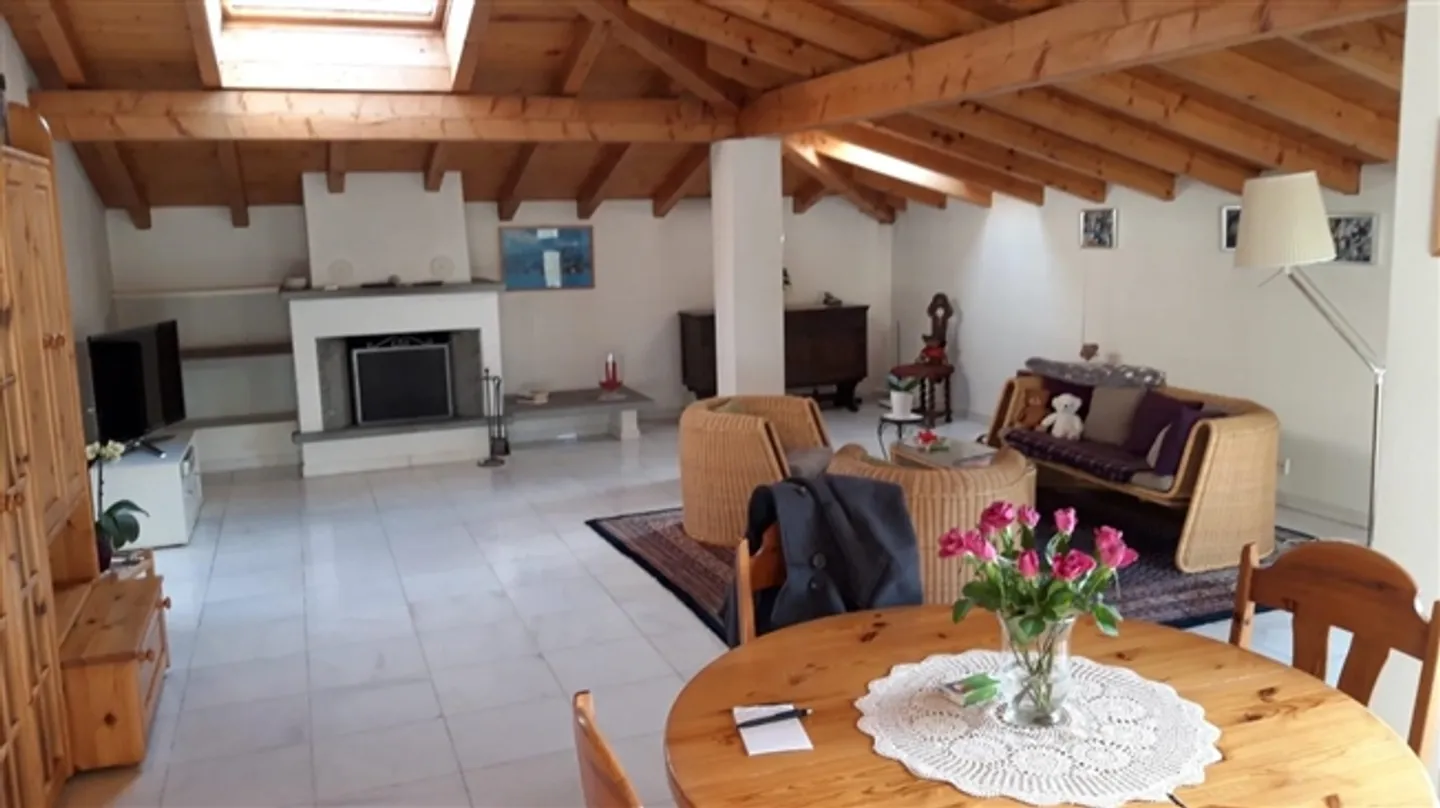 «Appartamento mansardato 3.5 locali con posteggio interno / 3.5 Zimmer-Dachgeschosswohnung mit Innenstellplatz» - Foto 1 di 16