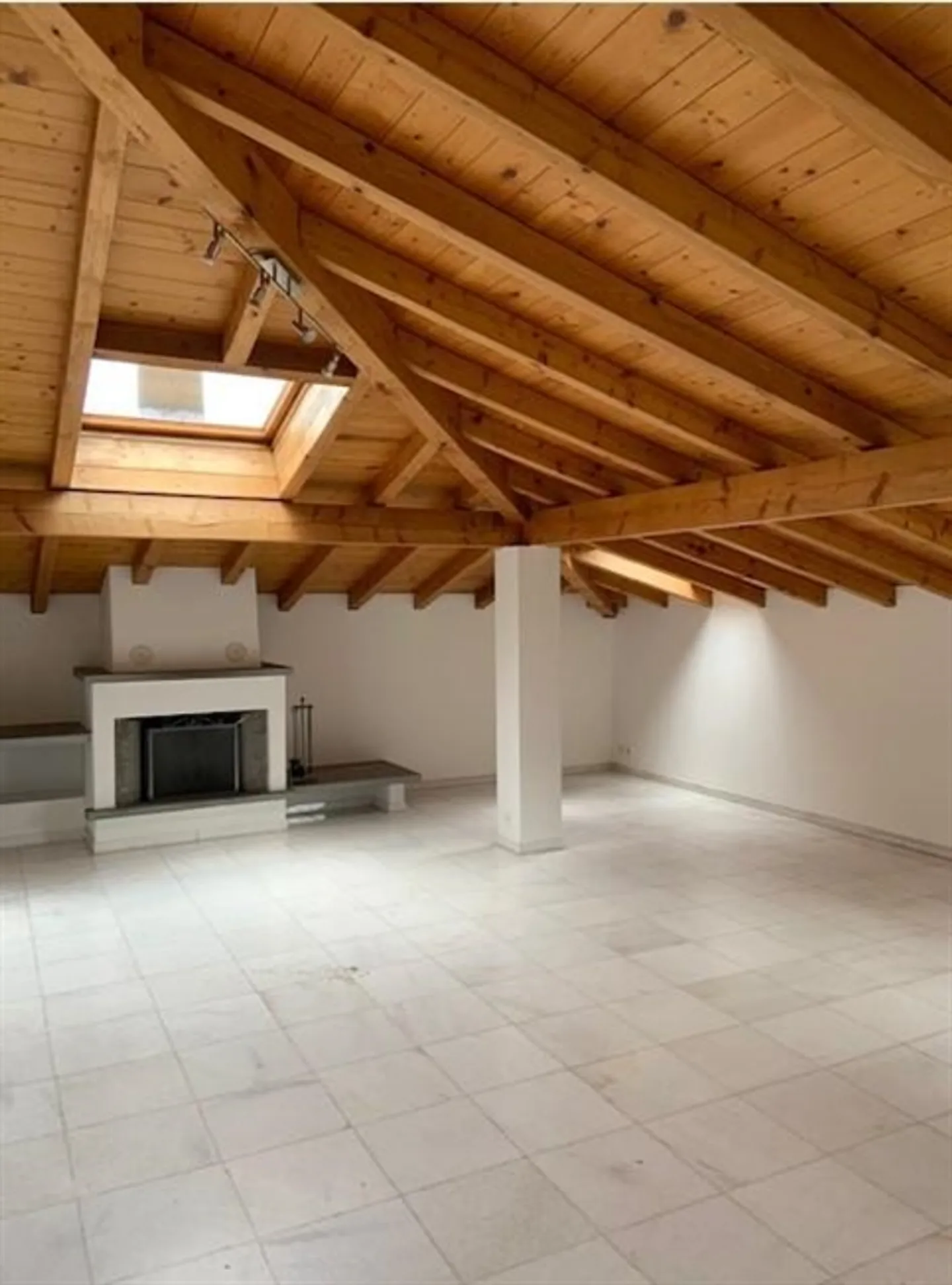 «Appartamento mansardato 3.5 locali con posteggio interno / 3.5 Zimmer-Dachgeschosswohnung mit Innenstellplatz» - Foto 2 di 16