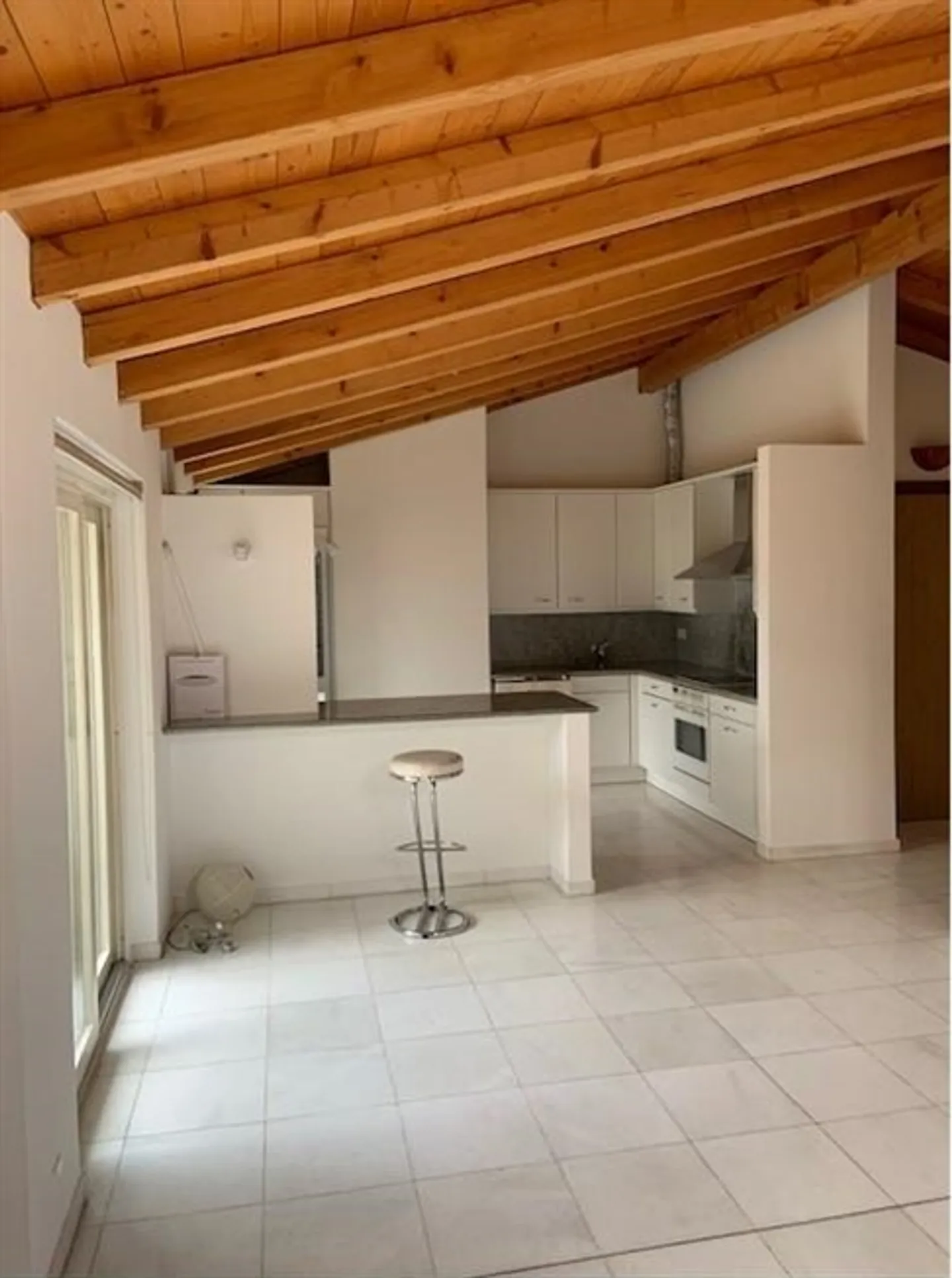 «Appartamento mansardato 3.5 locali con posteggio interno / 3.5 Zimmer-Dachgeschosswohnung mit Innenstellplatz» - Foto 3 di 16
