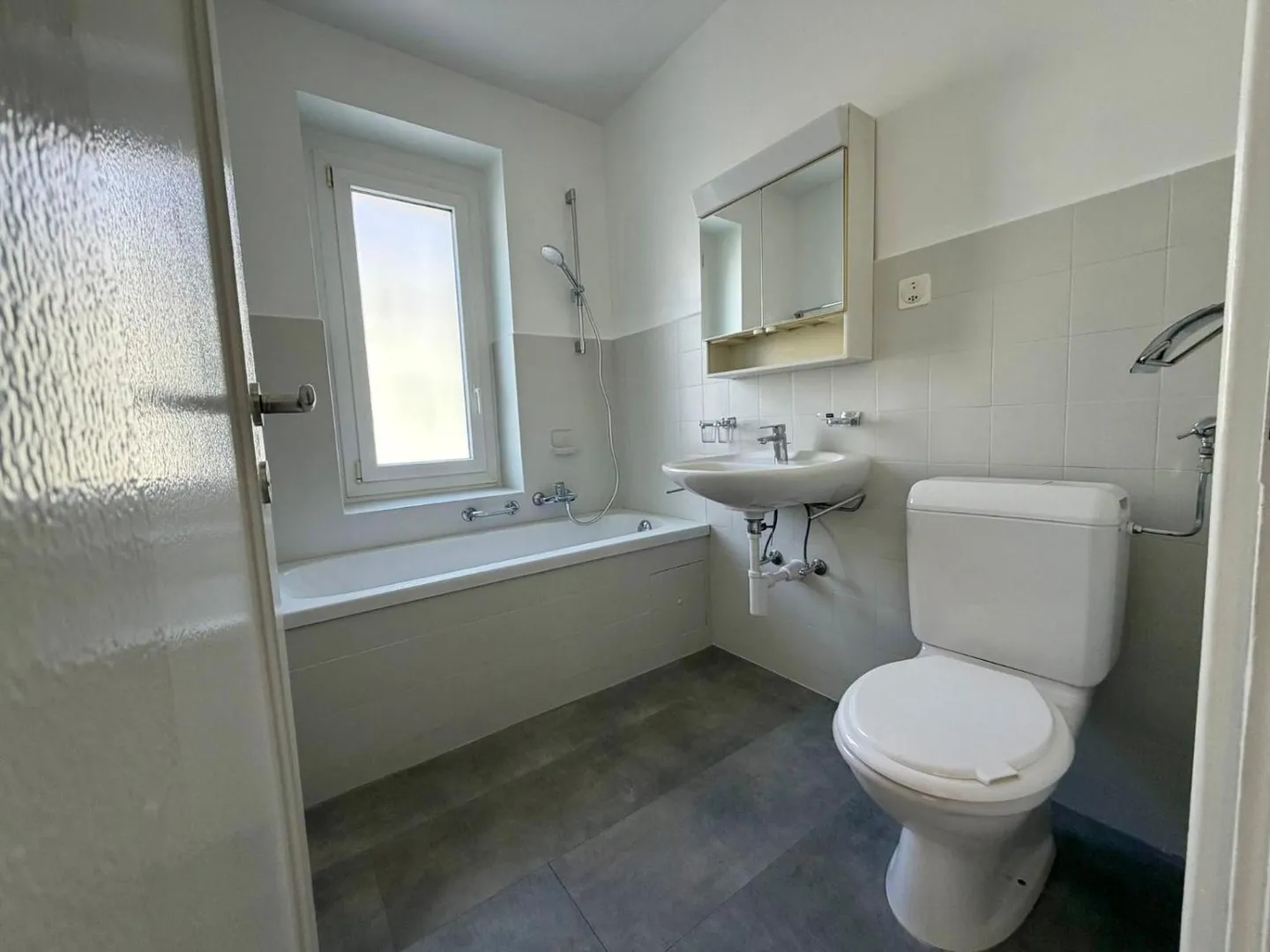 Charming 3-room apartment with a balcony - Photo 5 of 6
