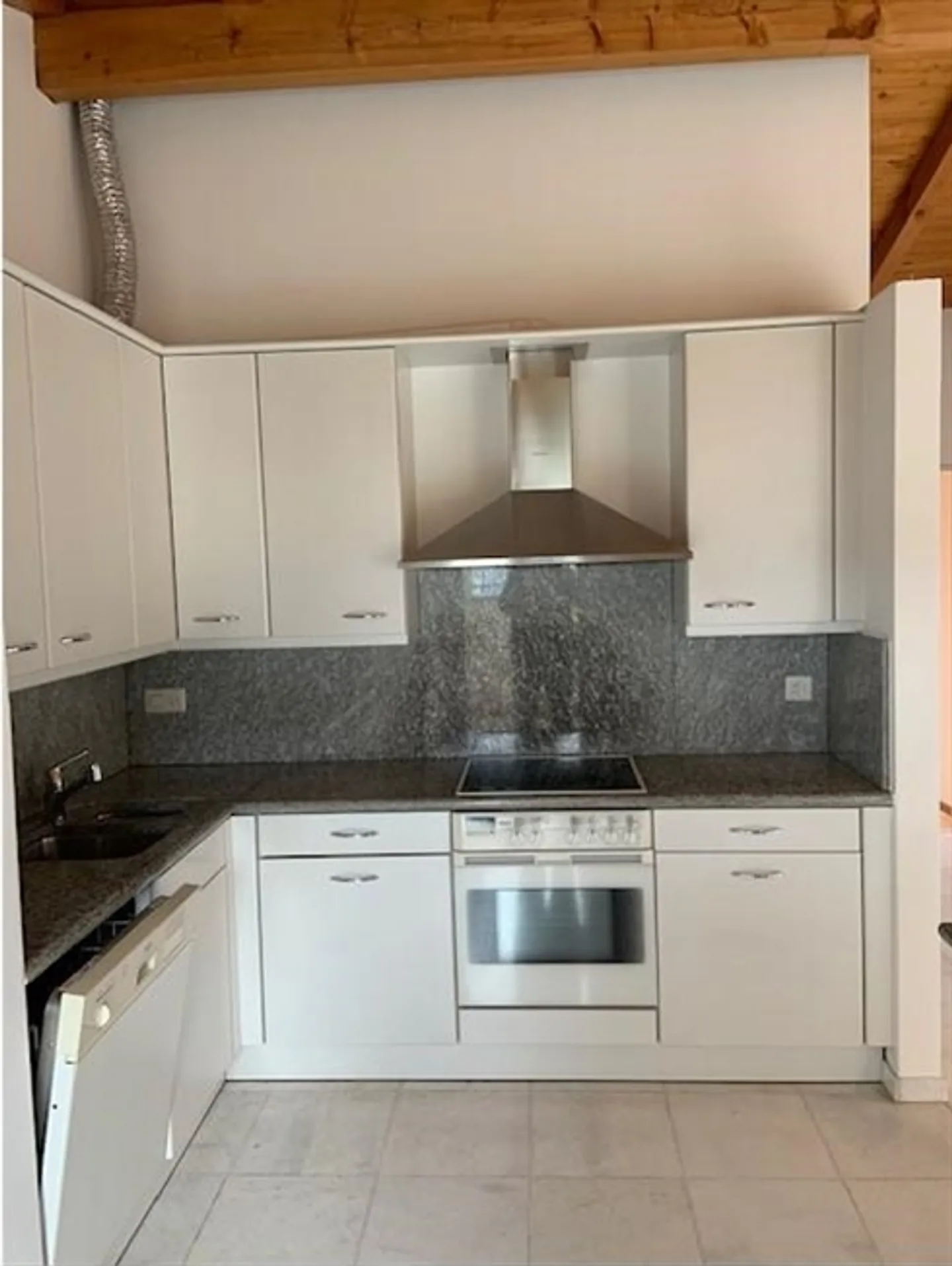 «Appartamento mansardato 3.5 locali con posteggio interno / 3.5 Zimmer-Dachgeschosswohnung mit Innenstellplatz» - Foto 5 di 16