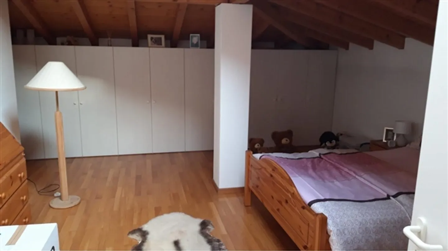 «Appartamento mansardato 3.5 locali con posteggio interno / 3.5 Zimmer-Dachgeschosswohnung mit Innenstellplatz» - Foto 6 di 16
