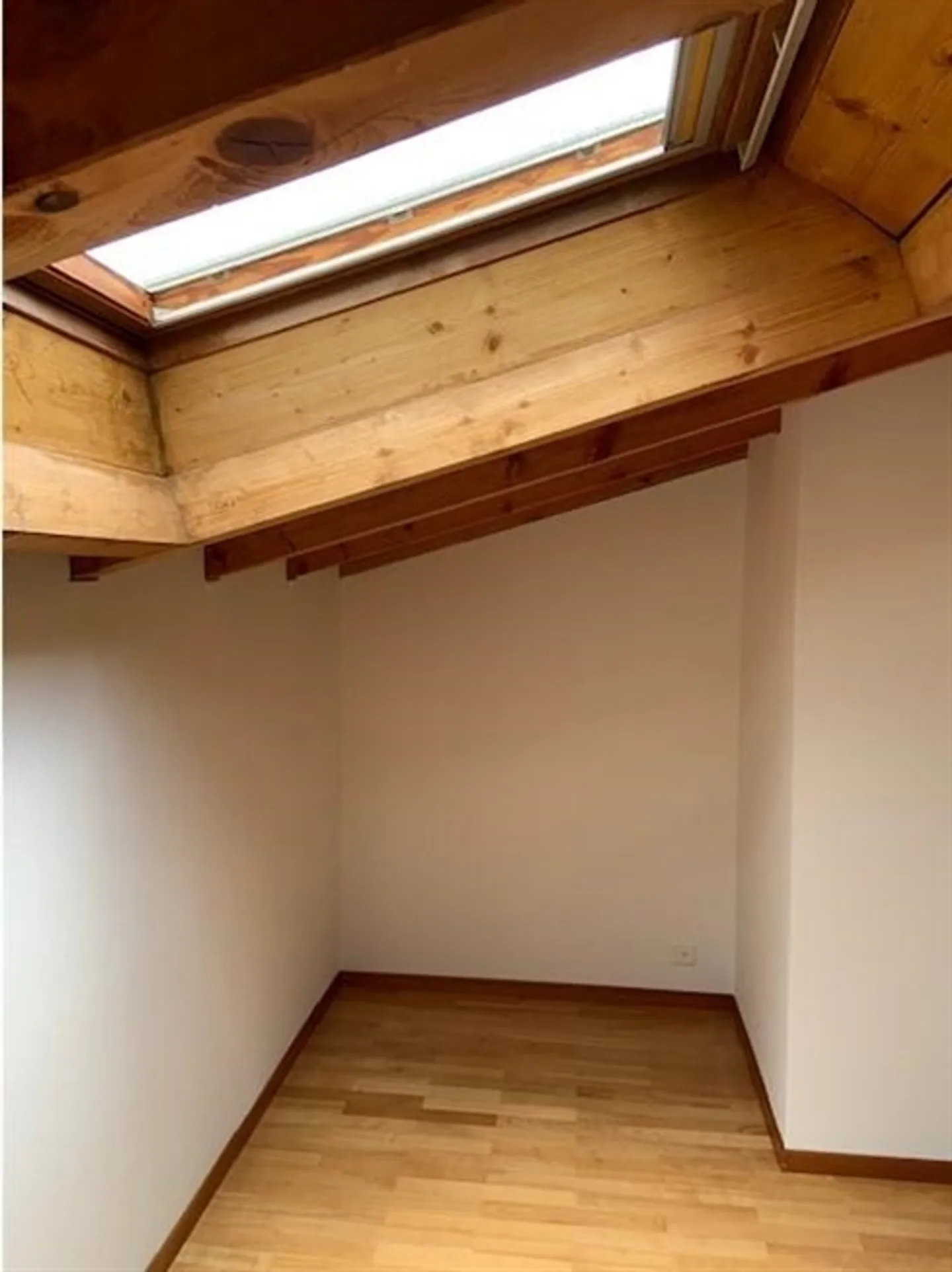 «Appartamento mansardato 3.5 locali con posteggio interno / 3.5 Zimmer-Dachgeschosswohnung mit Innenstellplatz» - Foto 9 di 16