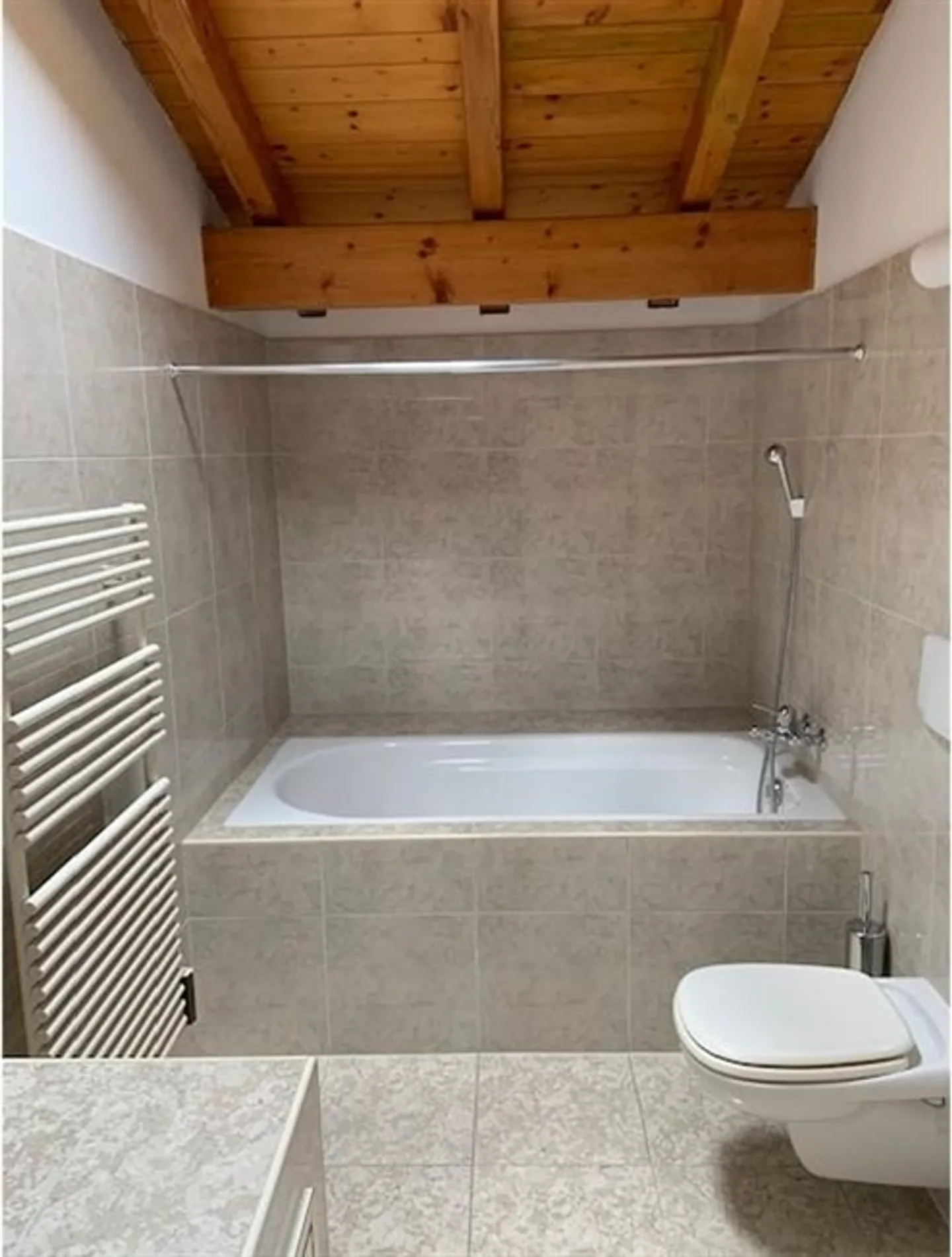 «Appartamento mansardato 3.5 locali con posteggio interno / 3.5 Zimmer-Dachgeschosswohnung mit Innenstellplatz» - Foto 10 di 16