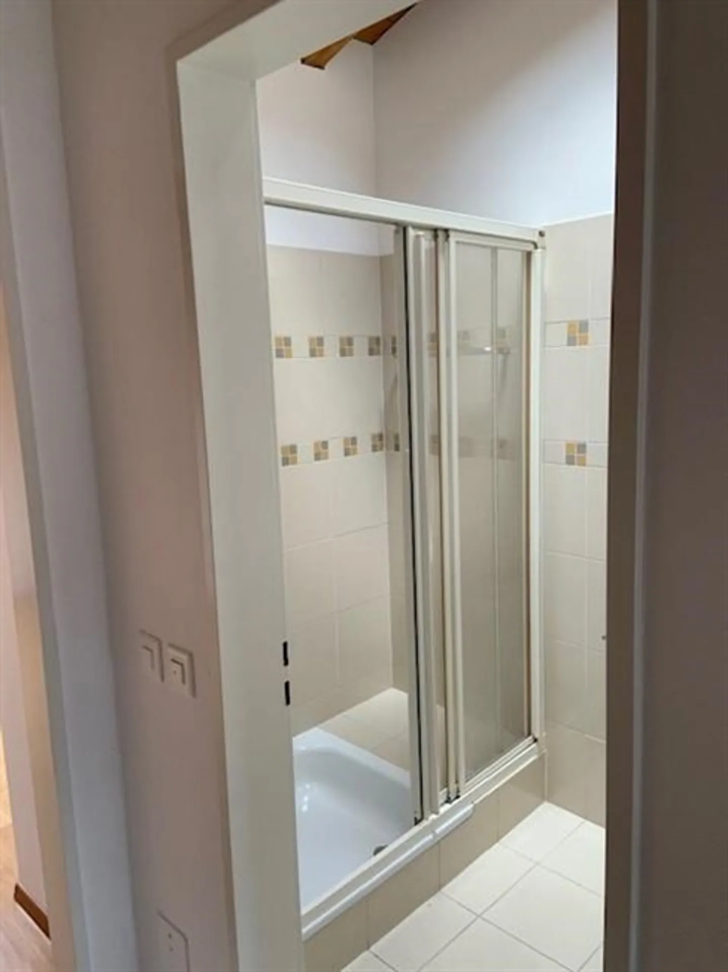 «Appartamento mansardato 3.5 locali con posteggio interno / 3.5 Zimmer-Dachgeschosswohnung mit Innenstellplatz» - Foto 12 di 16