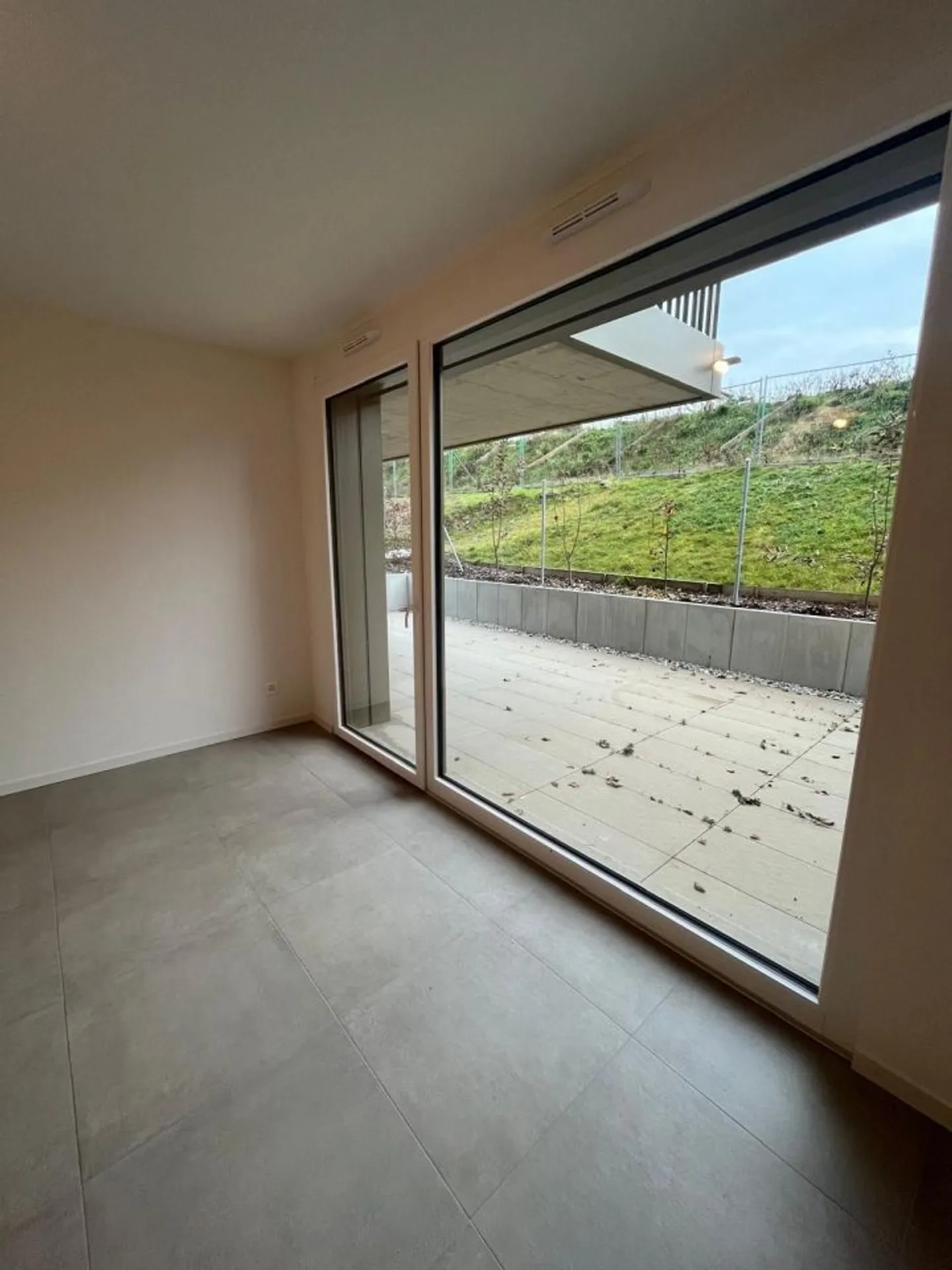 Appartement moderne avec terrasse - Photo 3 sur 9