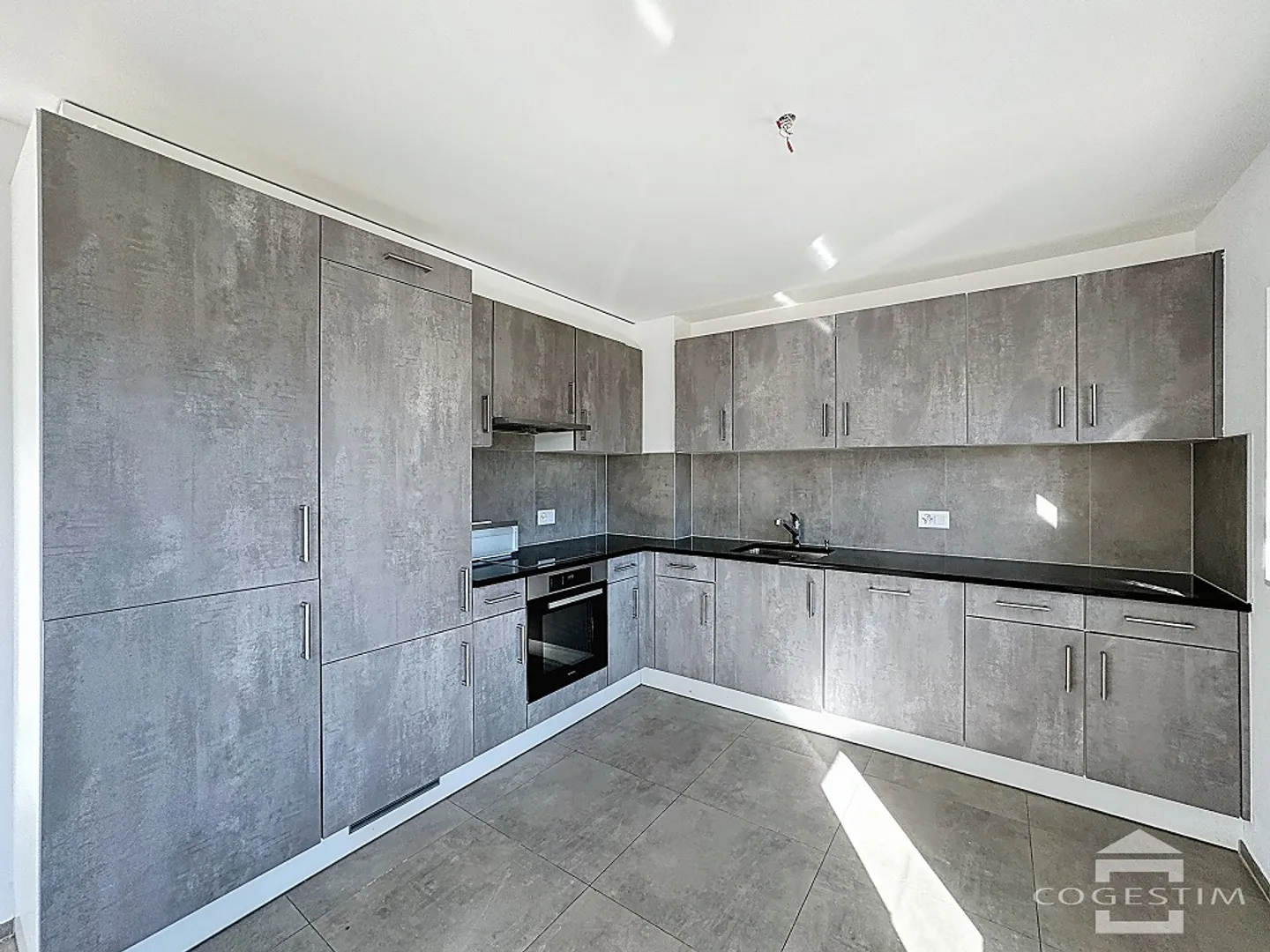 3.5 Room Apartment - Photo 3 of 13