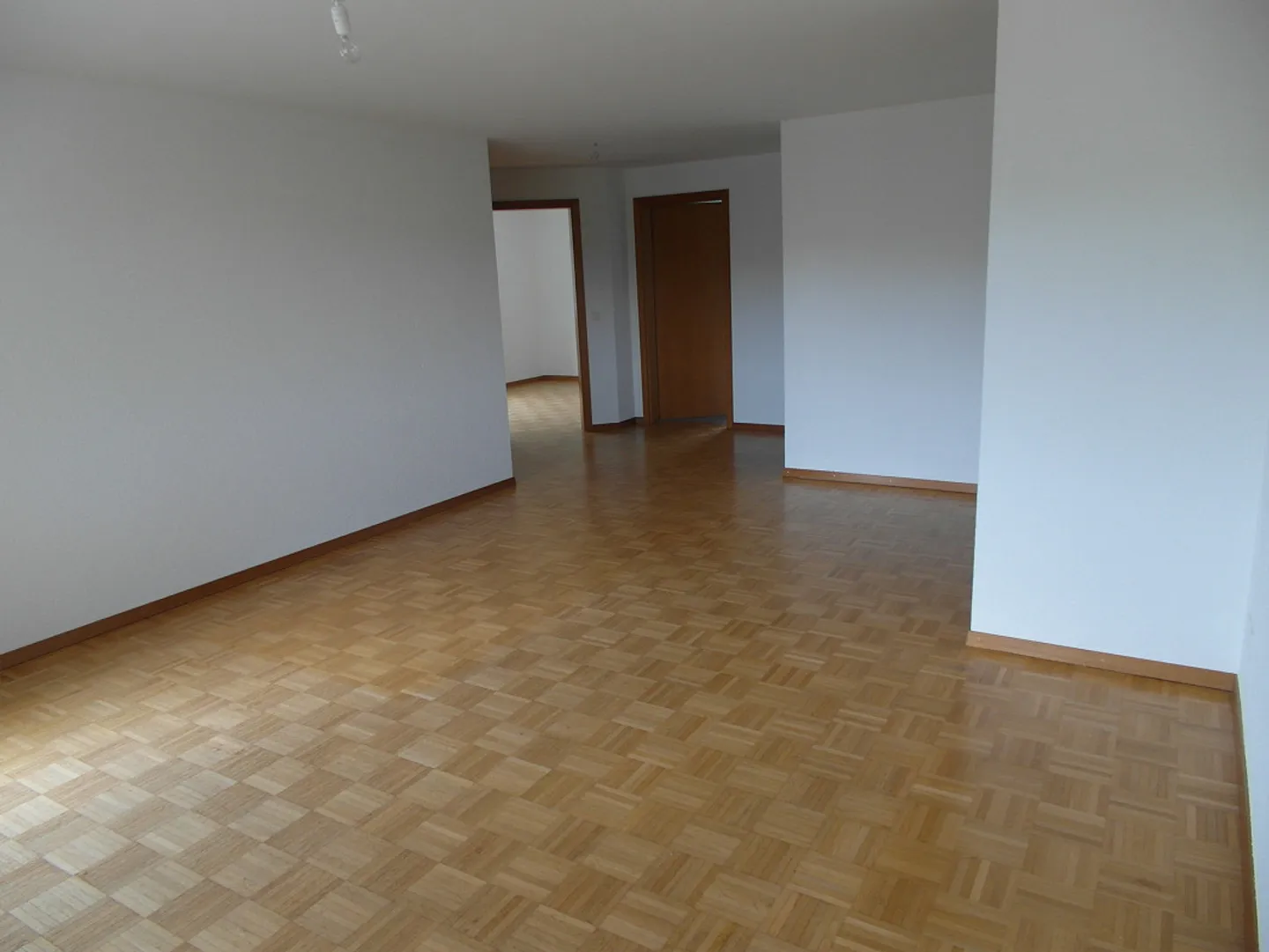 Sonnige Wohnung mit grossem Balkon - Foto 3 von 12