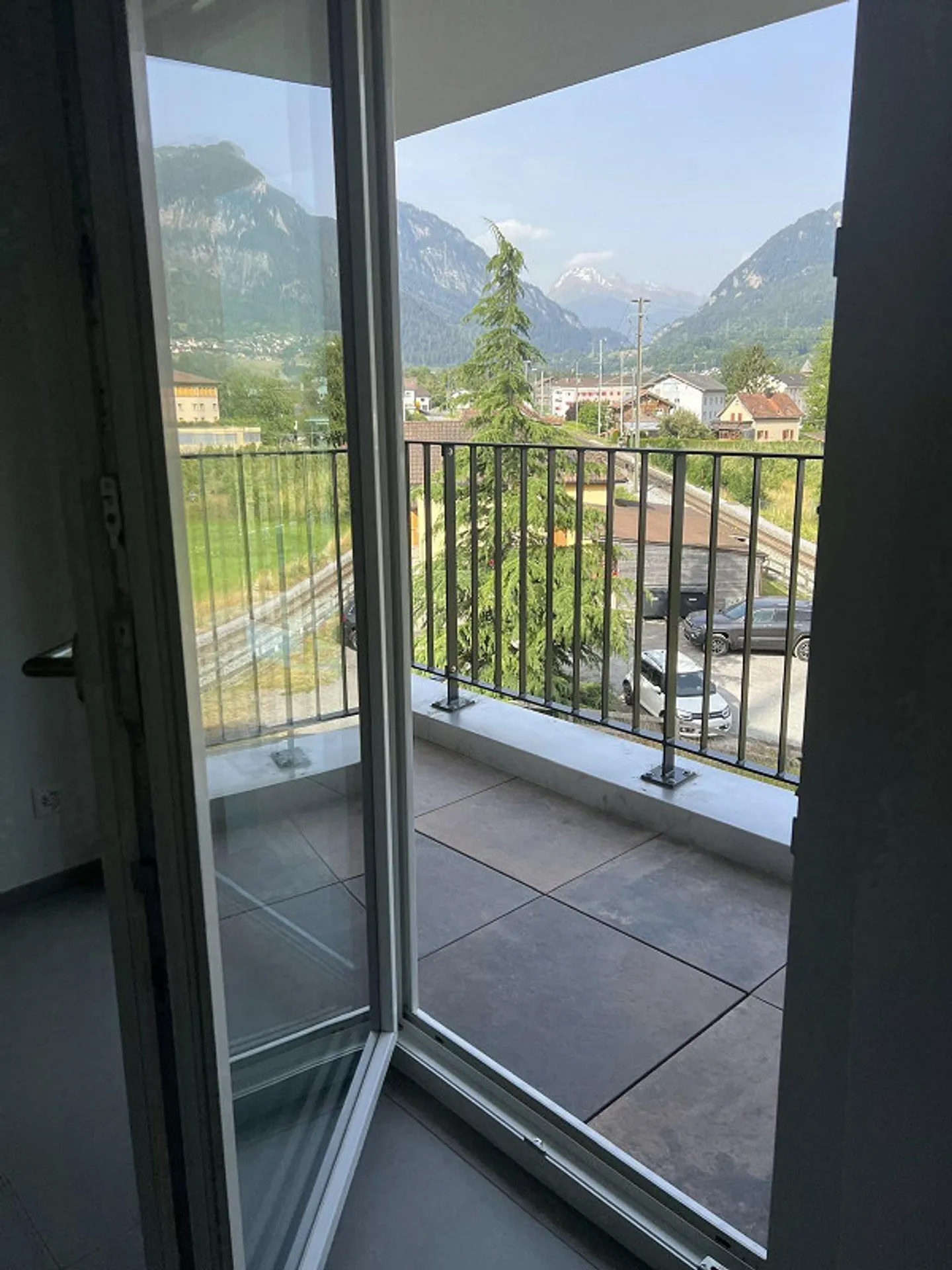 Moderno appartamento con 1 camera da letto con vista sulle montagne a Cazis - Foto 2 di 7