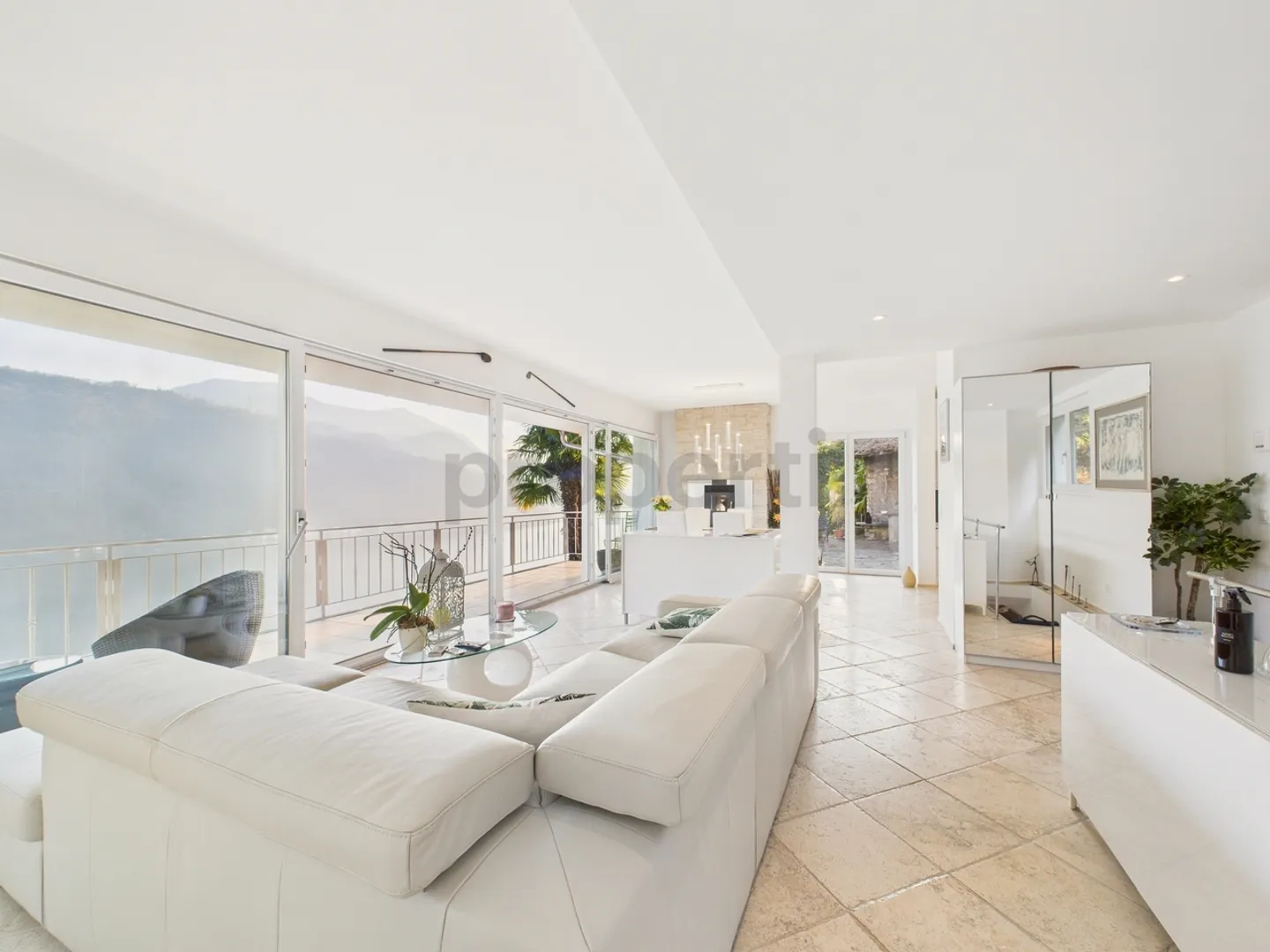 Charmante Villa mit Seeblick - Foto 1 von 13