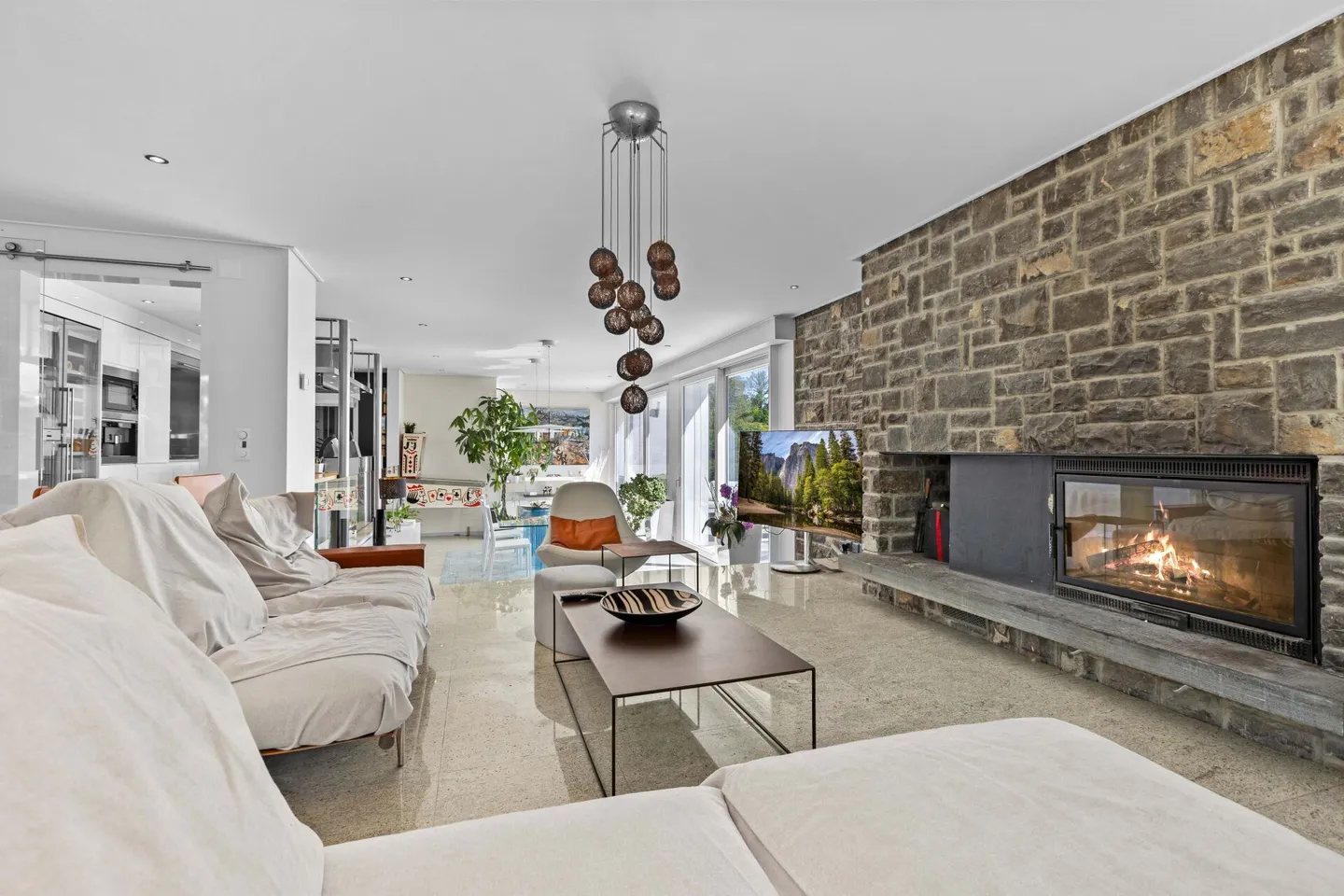 Magnificent 5.5-room apartment with garden and private pool. - Photo 13 of 13