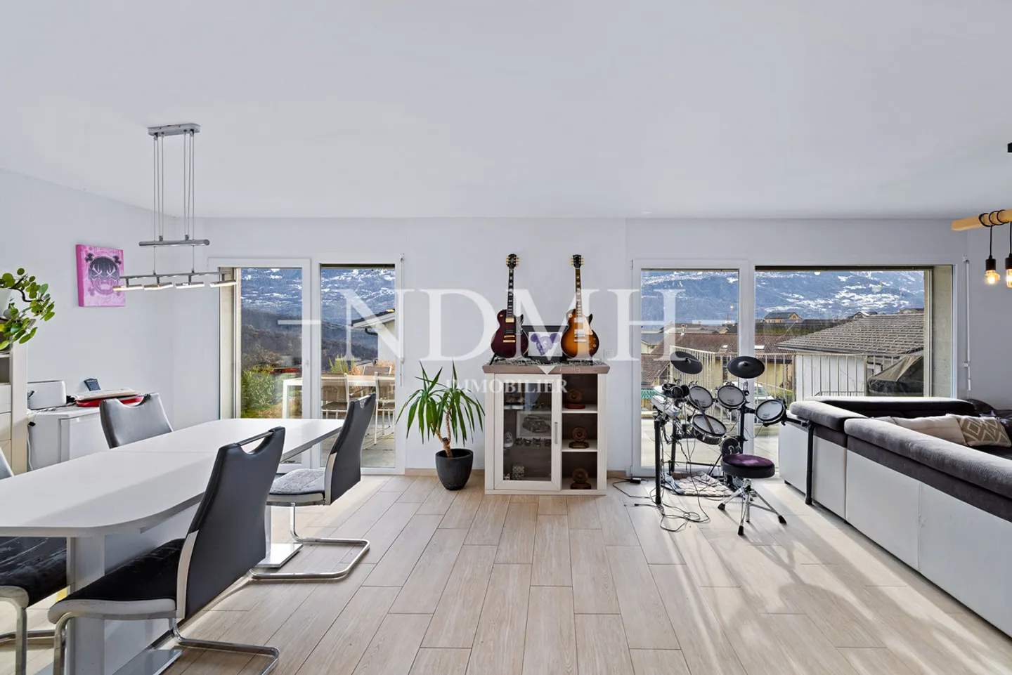 Villa indipendente spaziosa con grande giardino - Foto 2 di 9