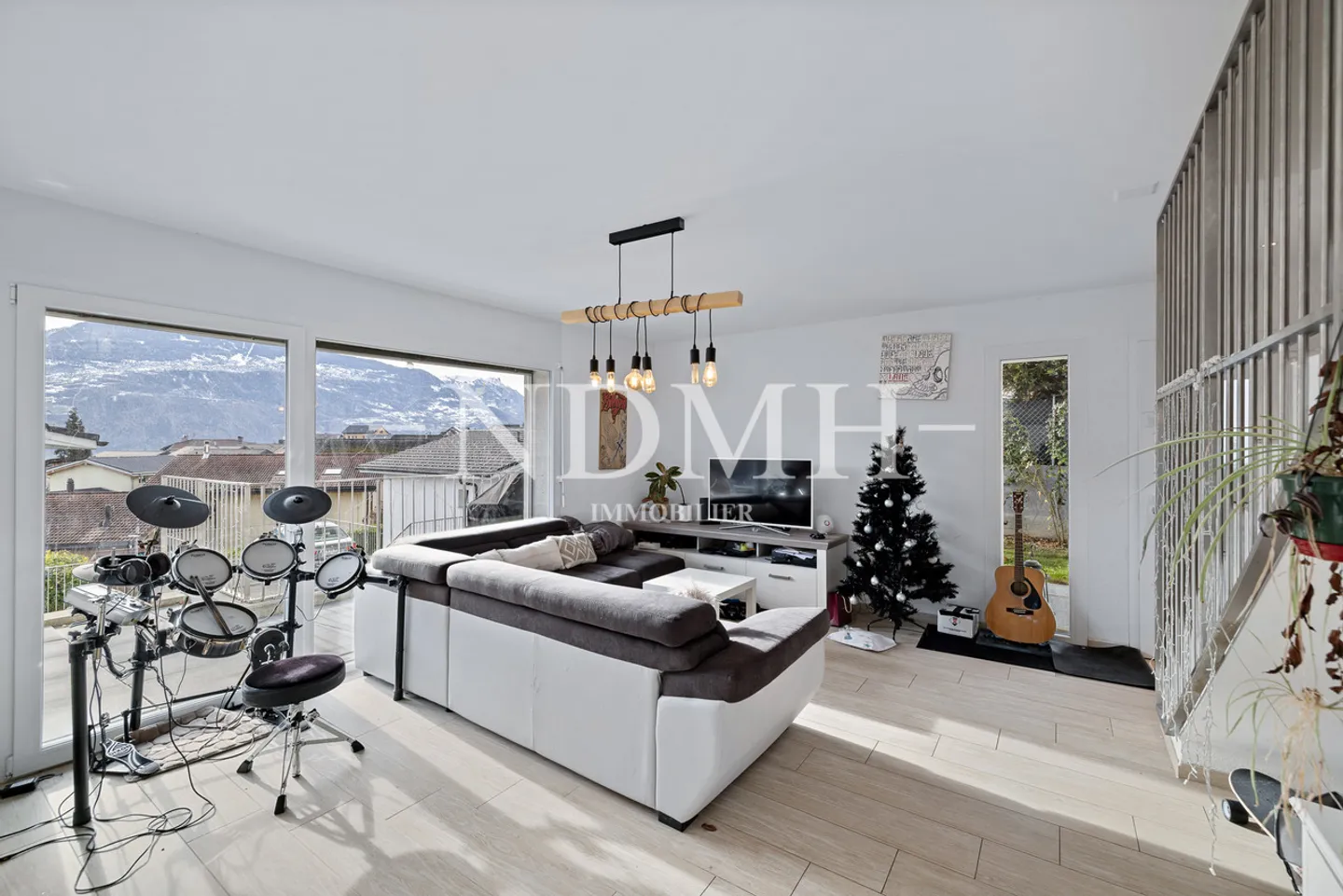 Villa indipendente spaziosa con grande giardino - Foto 3 di 9