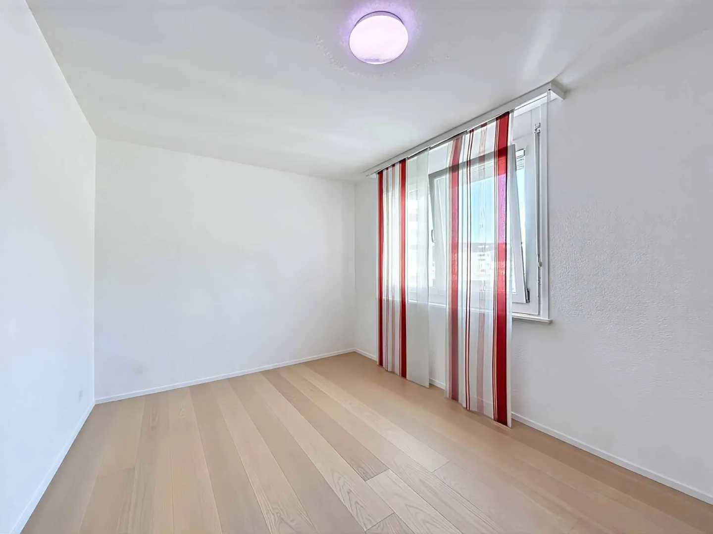 4.5 Room Apartment Completely Renovated with Balcony in the City Center of Bulle - Photo 10 of 12