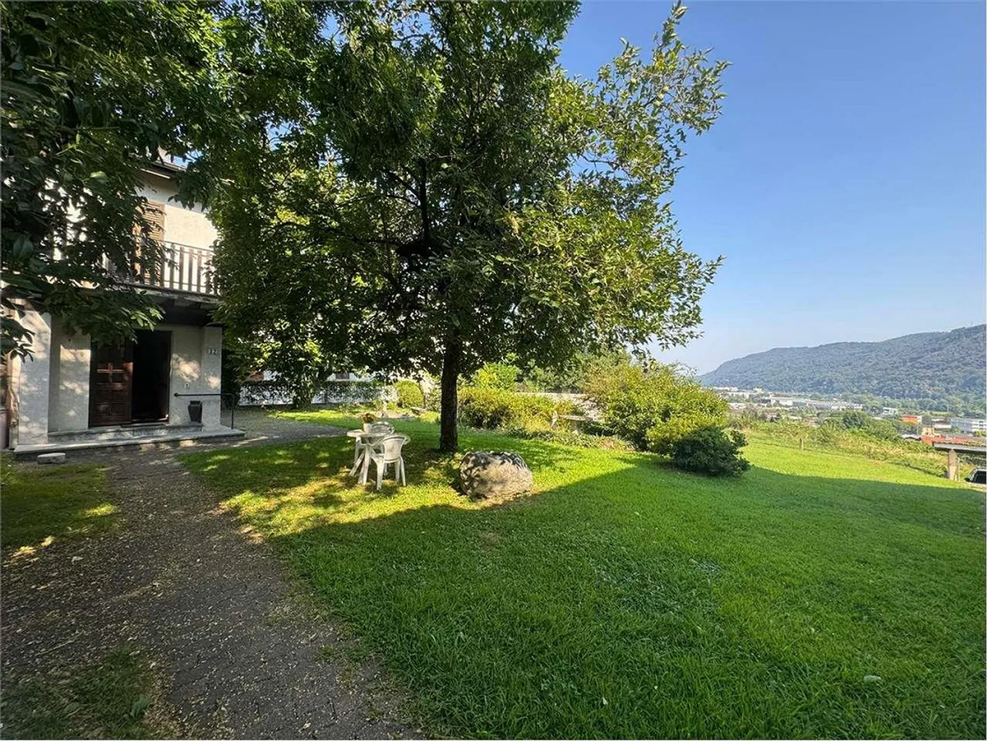 Fascinating house for renovation, embedded in nature in Novazzano - Photo 1 of 9