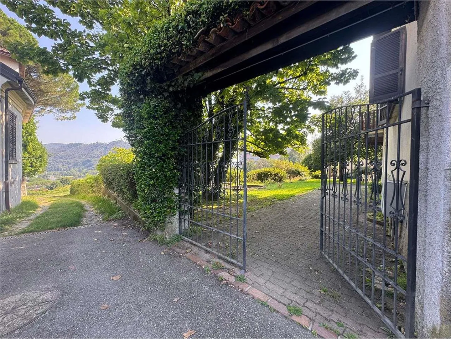 Fascinating house for renovation, embedded in nature in Novazzano - Photo 2 of 9