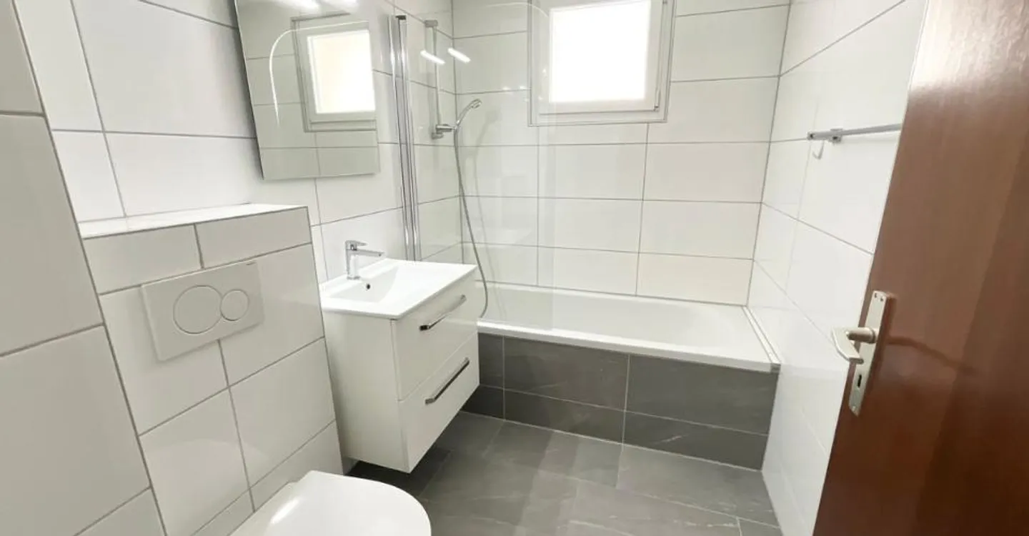 Appartement rénové avec terrasse - Photo 2 sur 6