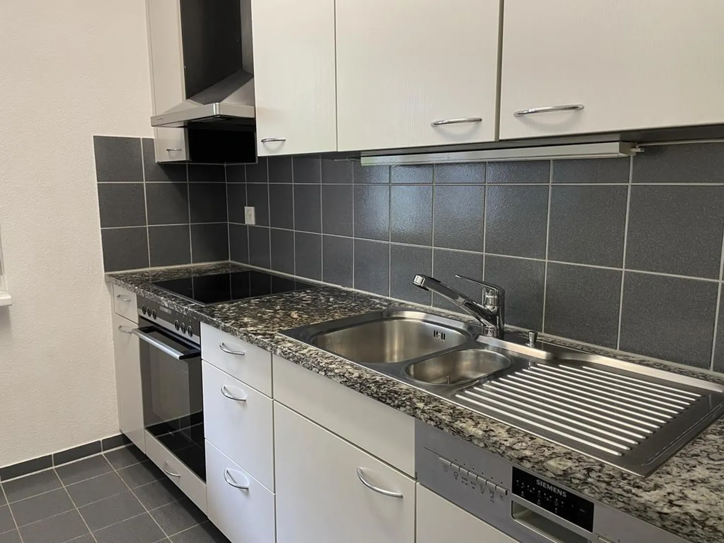 Moderno appartamento di 3 1/2 stanze con 2 bagni e area salotto - Foto 2 di 10