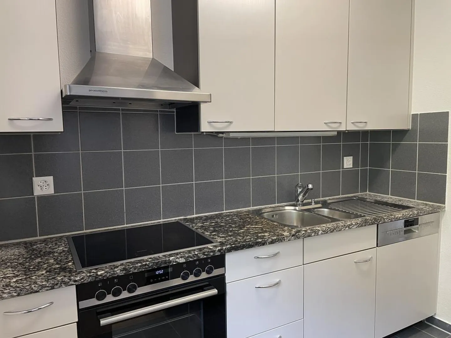 Moderno appartamento di 3 1/2 stanze con 2 bagni e area salotto - Foto 3 di 10