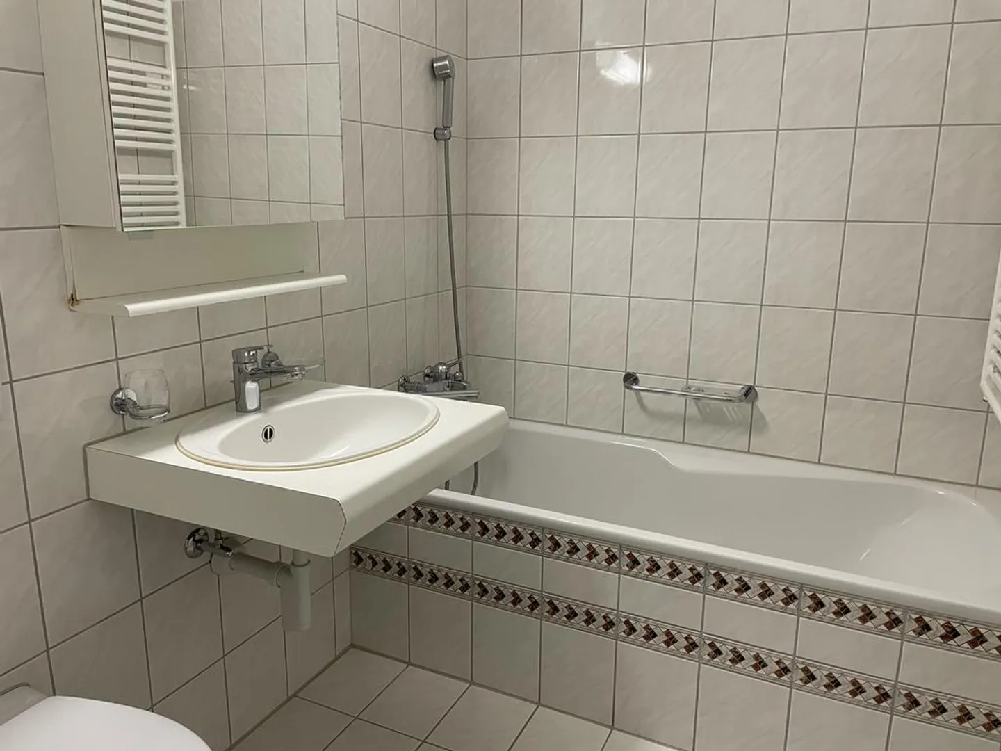 Moderno appartamento di 3 1/2 stanze con 2 bagni e area salotto - Foto 4 di 10