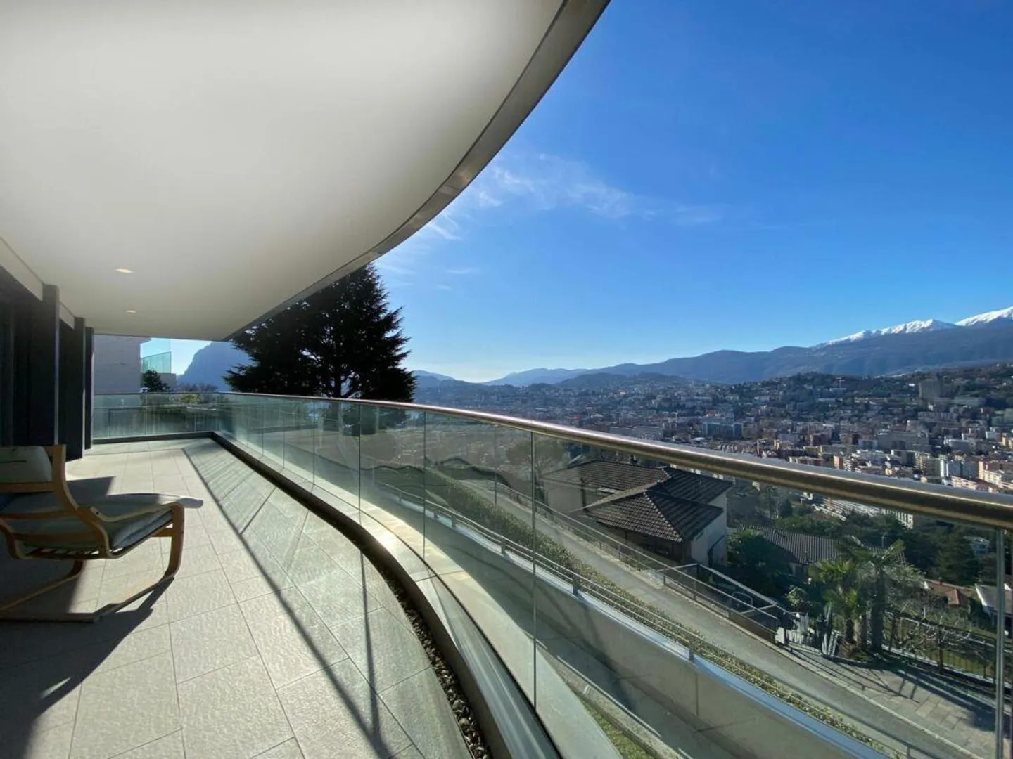 VIGANELLO · PANORAMA DE HAUTE QUALITÉ · SUR LES MONTAGNES · 4,5 CHAMBRES AVEC 3 SALLES DE BAINS ET GRANDE TERRASSE - Photo 2 sur 13
