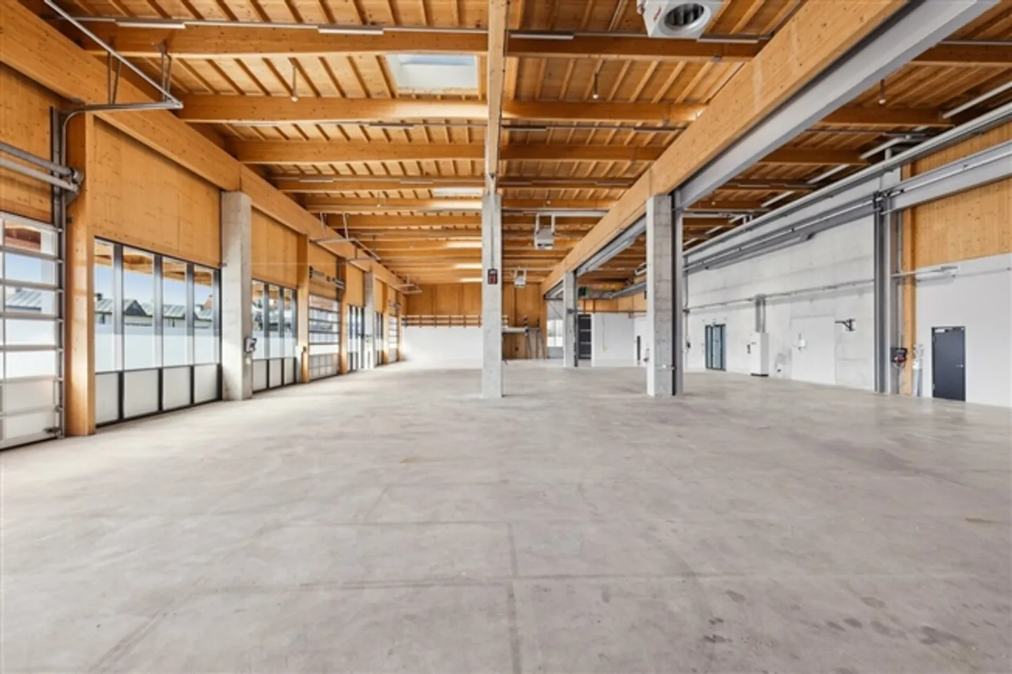 Capannone di produzione e magazzino con ottimi collegamenti di trasporto - Foto 1 di 12