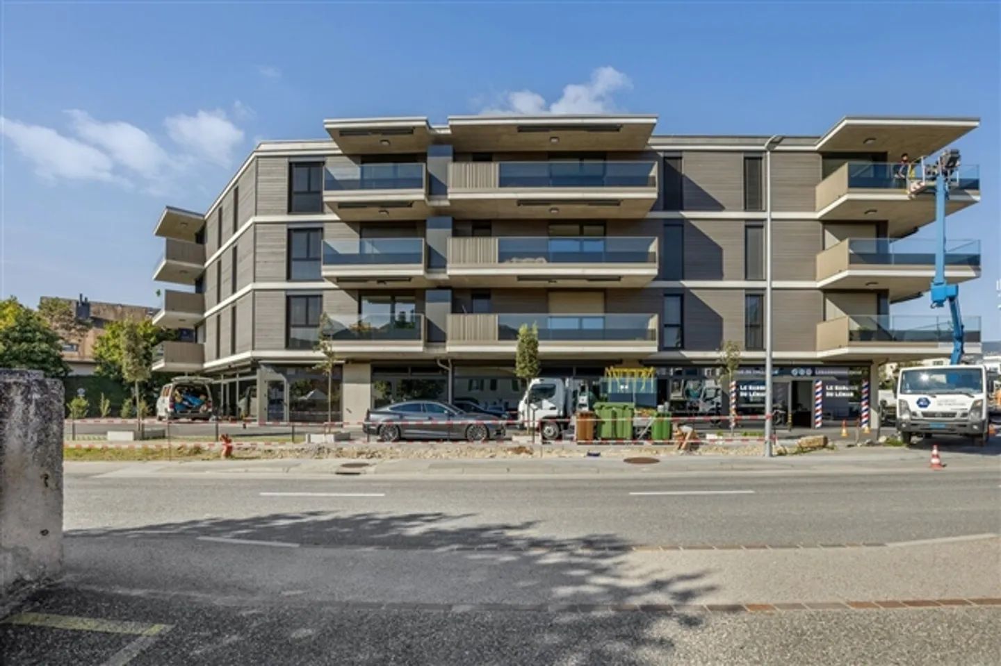 Passage commercial au rez-de-chaussée d'un nouveau bâtiment - Photo 1 sur 12