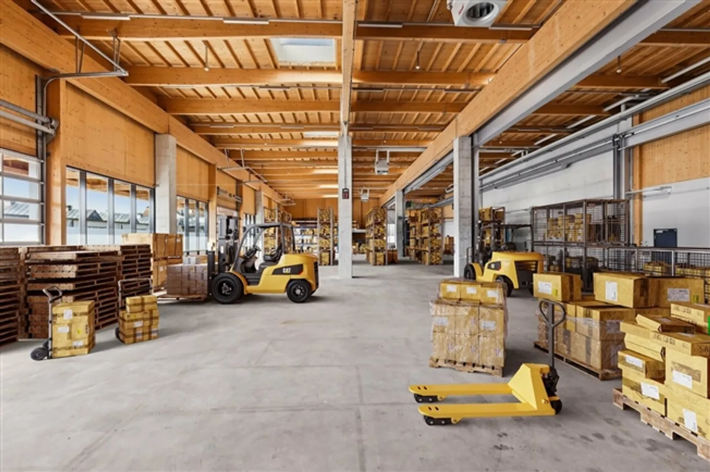 Capannone di produzione e magazzino con ottimi collegamenti di trasporto - Foto 2 di 12