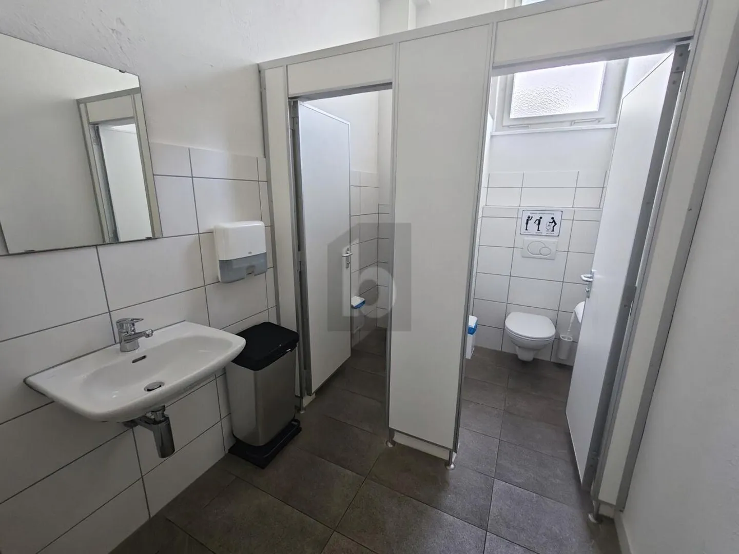 SPACIOUS, VERSATILE, IN A CENTRAL LOCATION - Photo 3 of 6