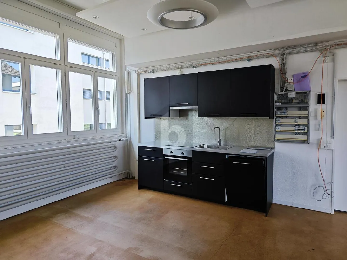 SPACIOUS, VERSATILE, IN A CENTRAL LOCATION - Photo 2 of 6