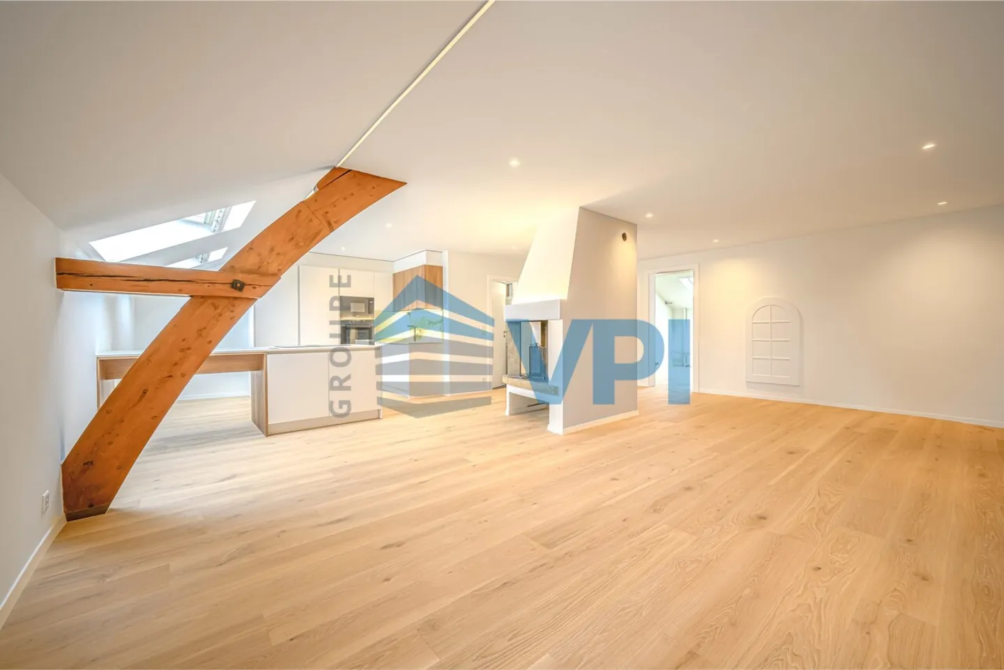 Fully renovated 2.5 room apartment - Photo 2 of 3