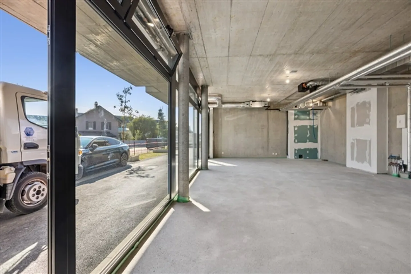 Passage commercial au rez-de-chaussée d'un nouveau bâtiment - Photo 4 sur 12