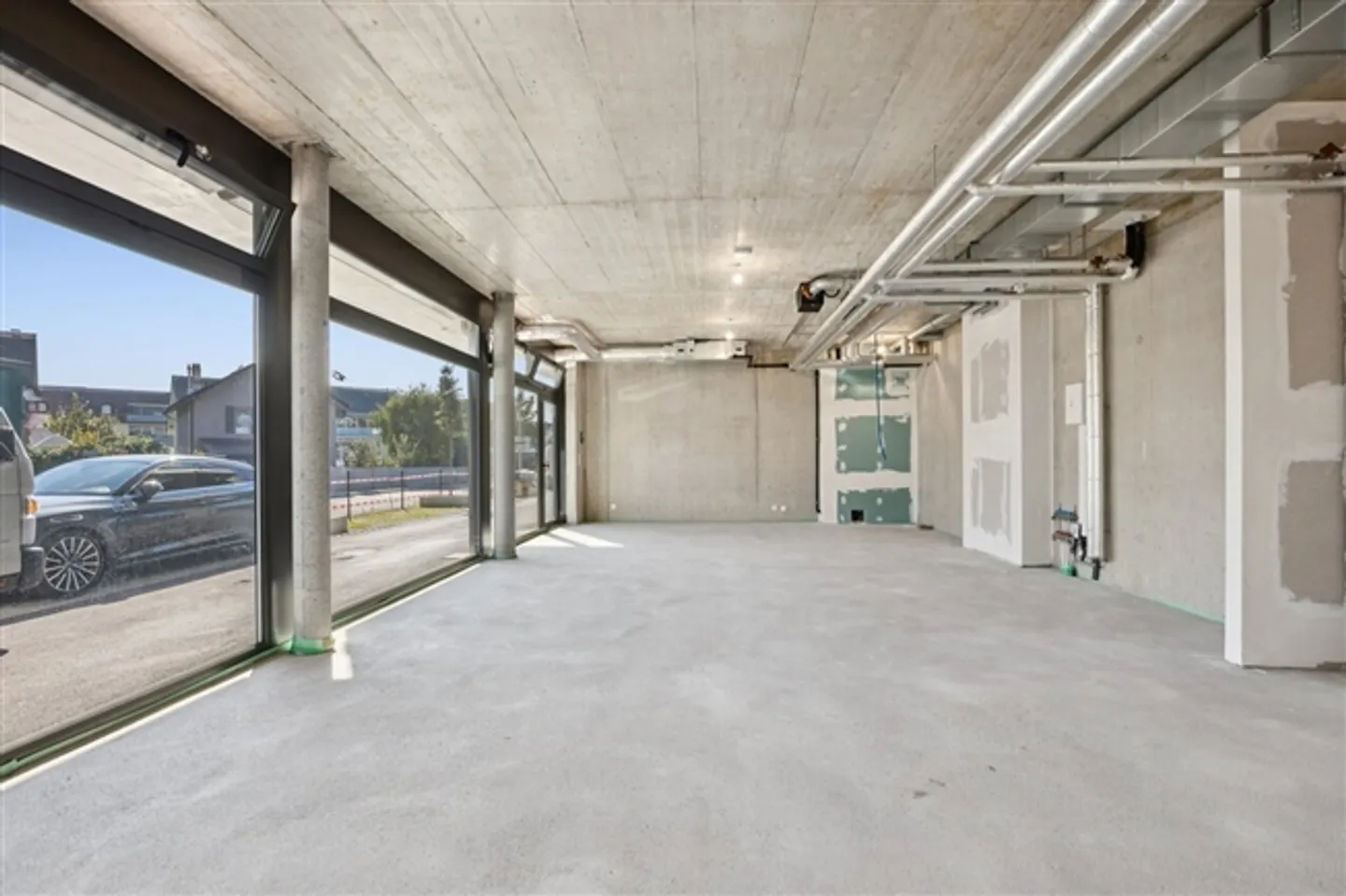 Passage commercial au rez-de-chaussée d'un nouveau bâtiment - Photo 5 sur 12