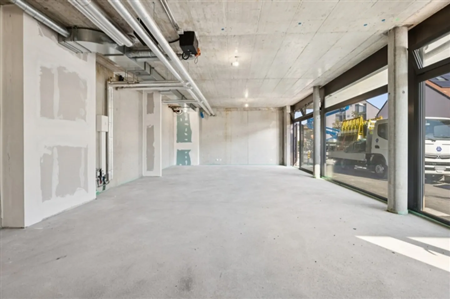 Passage commercial au rez-de-chaussée d'un nouveau bâtiment - Photo 9 sur 12