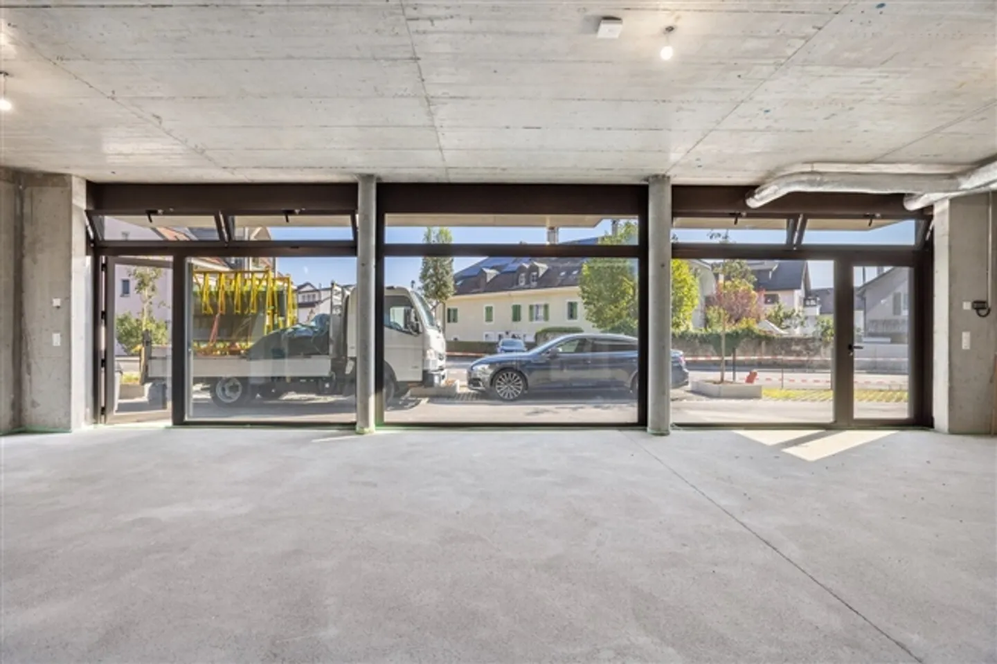 Passage commercial au rez-de-chaussée d'un nouveau bâtiment - Photo 7 sur 12