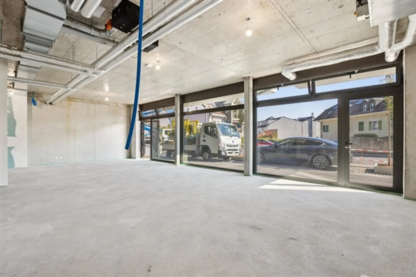 Passage commercial au rez-de-chaussée d'un nouveau bâtiment - Photo 8 sur 12